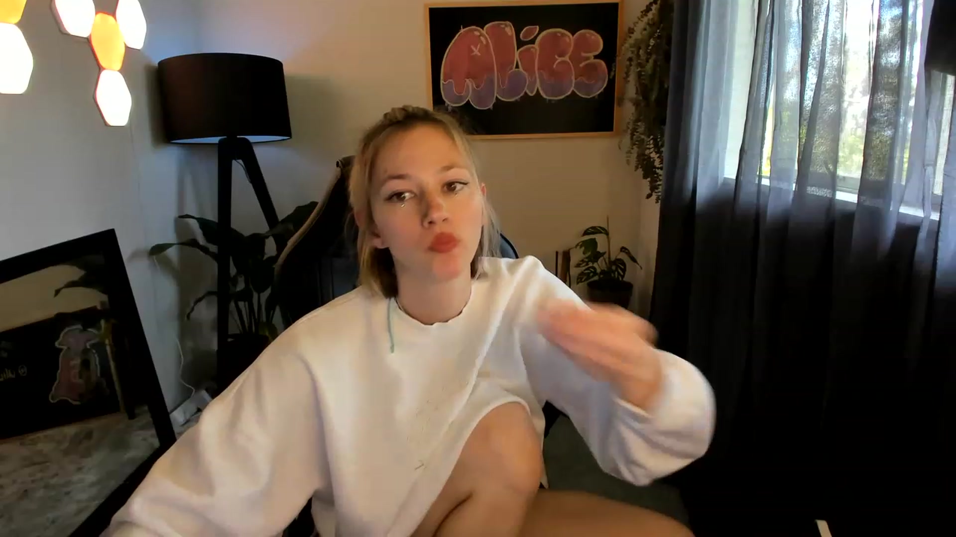 Gallery image thumbnail from Alice_NZ's myfreecams stream on, 11/25/2022, 03:35 image 11 of 20