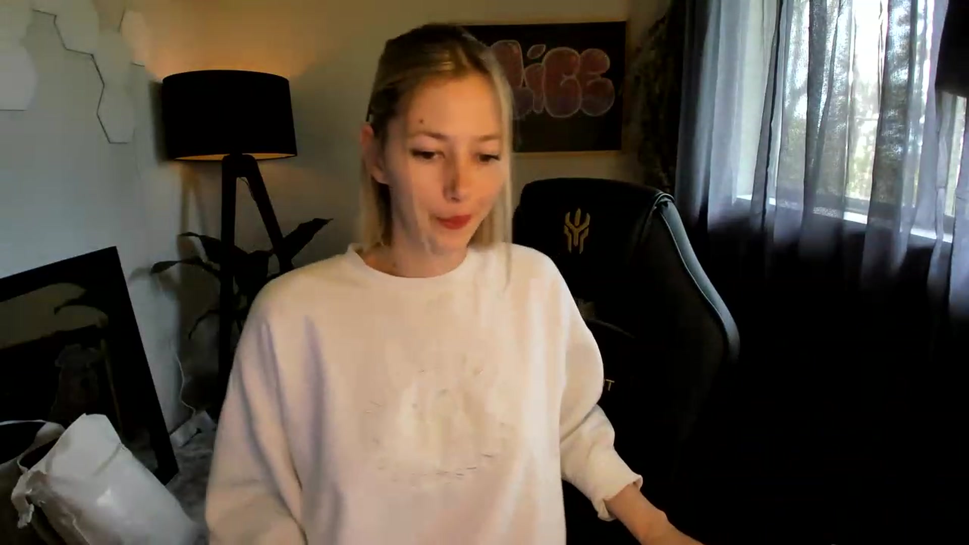 Gallery image thumbnail from Alice_NZ's myfreecams stream on, 11/26/2022, 24:53 image 17 of 20