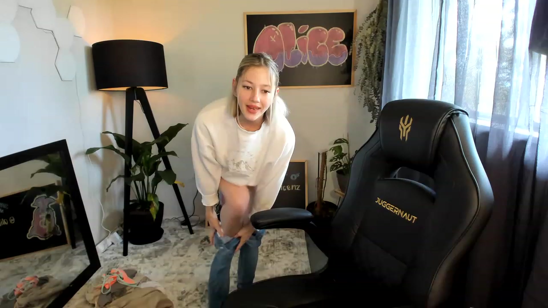 Gallery image thumbnail from Alice_NZ's myfreecams stream on, 11/26/2022, 24:53 image 2 of 20