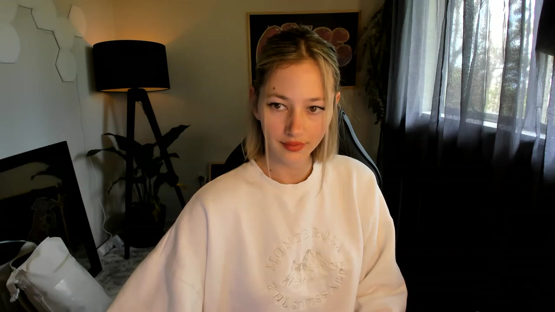 Gallery image thumbnail from Alice_NZ's myfreecams stream on, 11/26/2022, 24:53 image 16 of 20