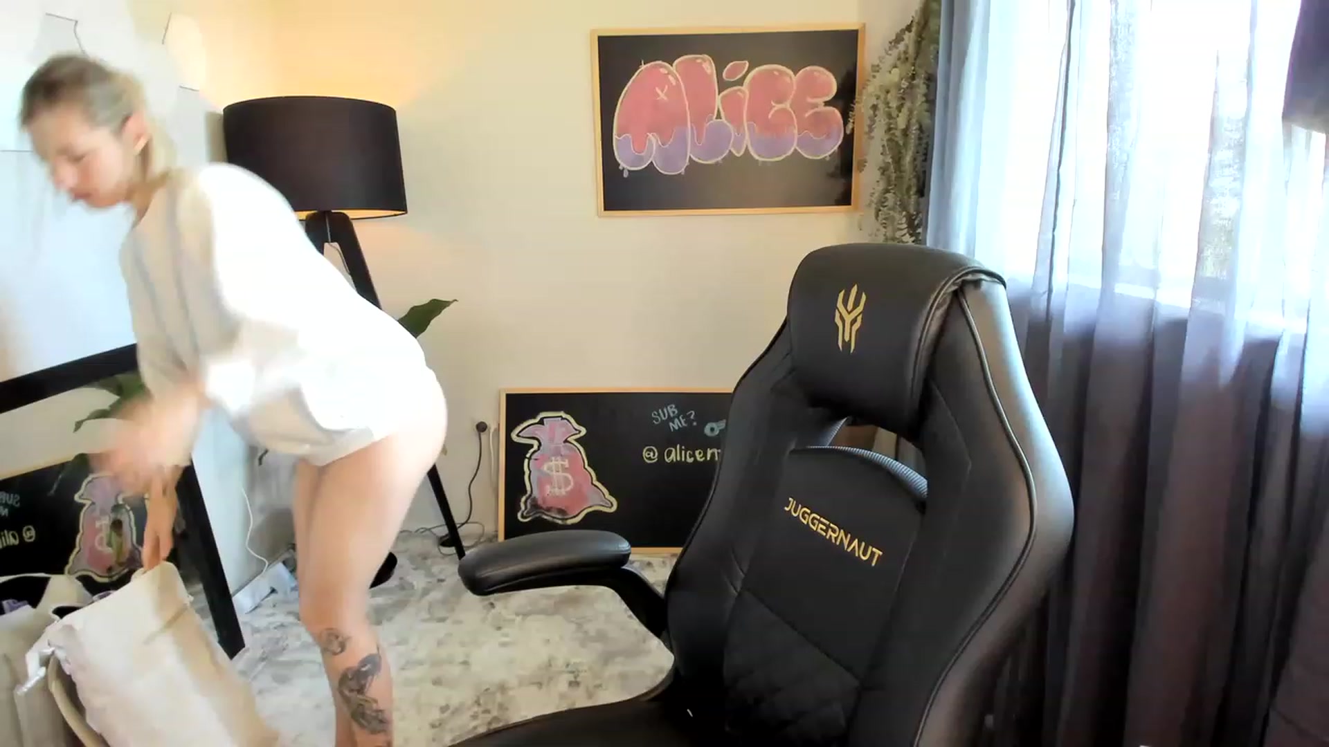Gallery image thumbnail from Alice_NZ's myfreecams stream on, 11/26/2022, 24:53 image 9 of 20