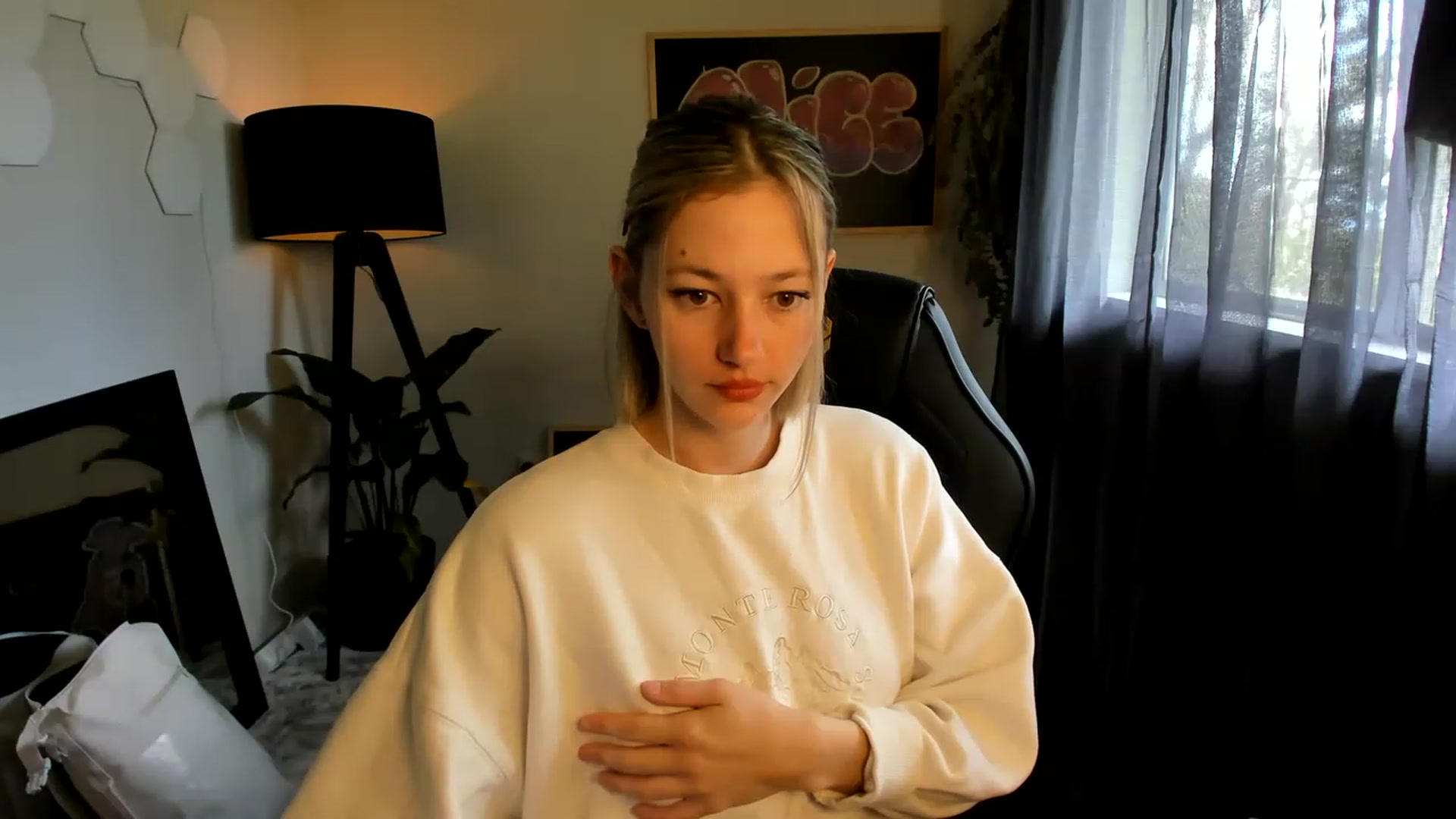 Gallery image thumbnail from Alice_NZ's myfreecams stream on, 11/26/2022, 24:53 image 20 of 20