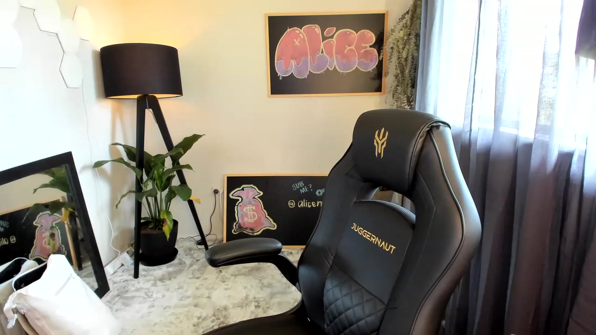 Gallery image thumbnail from Alice_NZ's myfreecams stream on, 11/26/2022, 24:53 image 10 of 20