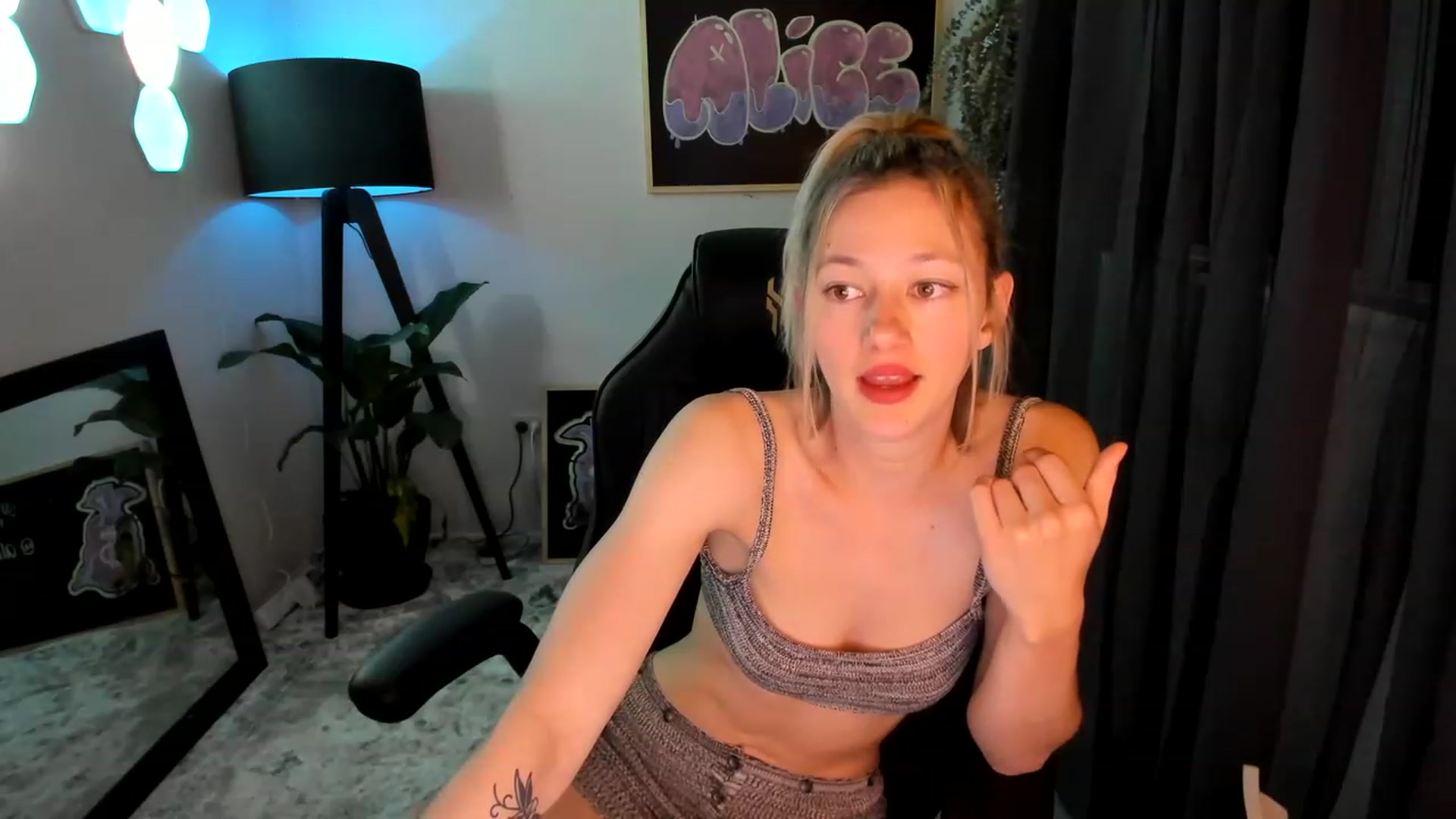 Gallery image thumbnail from Alice_NZ's myfreecams stream on, 12/02/2022, 09:04 image 17 of 20
