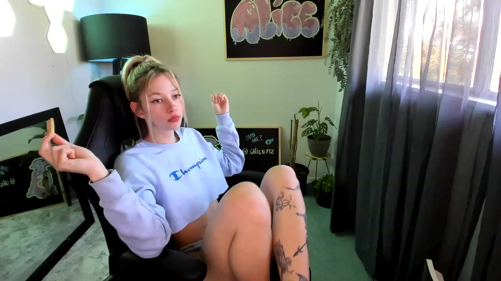 Gallery image thumbnail from Alice_NZ's myfreecams stream on, 12/02/2022, 23:28 image 8 of 20