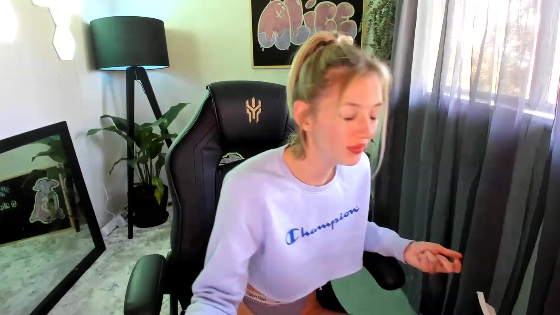 Gallery image thumbnail from Alice_NZ's myfreecams stream on, 12/02/2022, 23:28 image 10 of 20