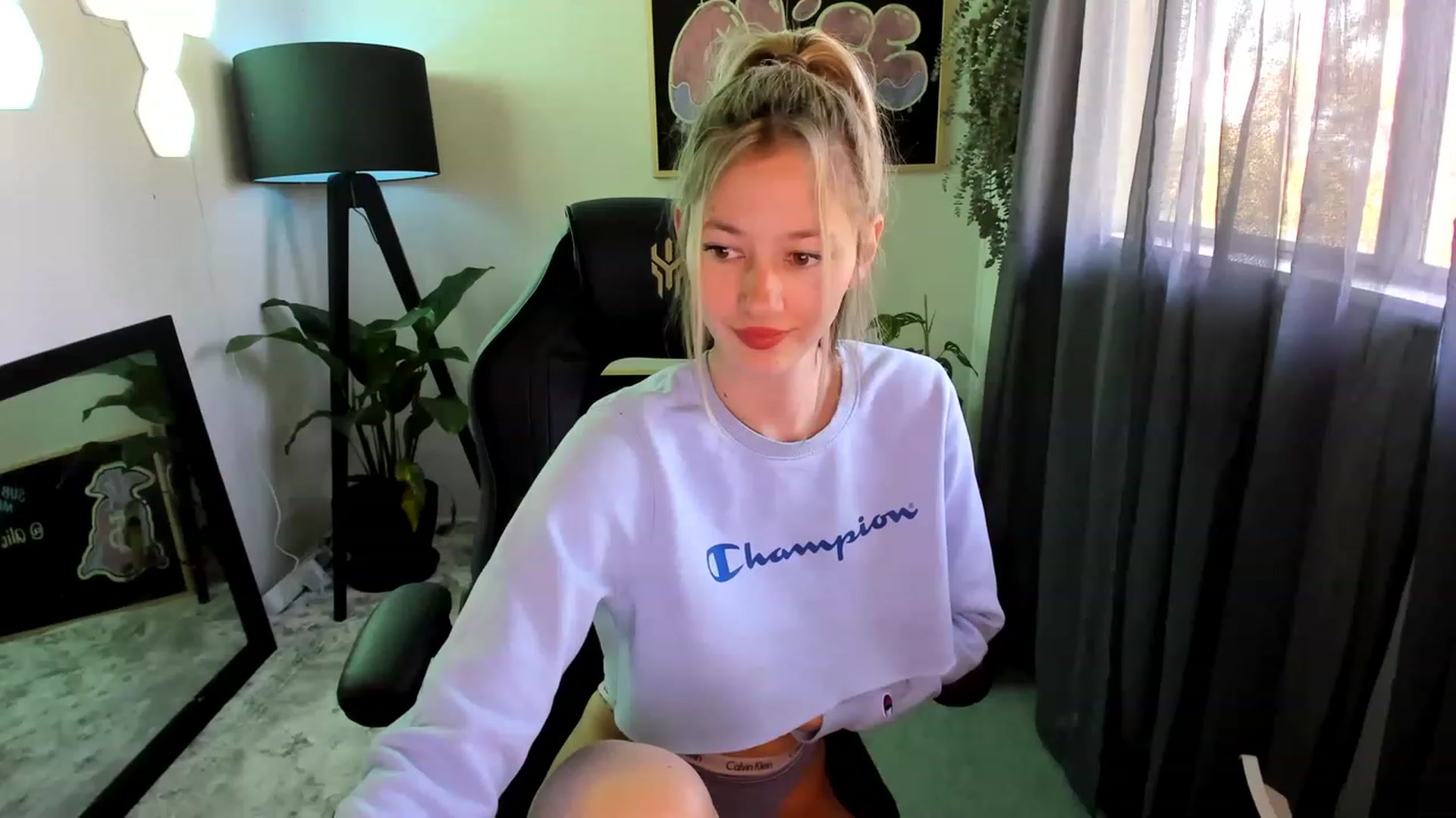 Gallery image thumbnail from Alice_NZ's myfreecams stream on, 12/02/2022, 23:28 image 14 of 20