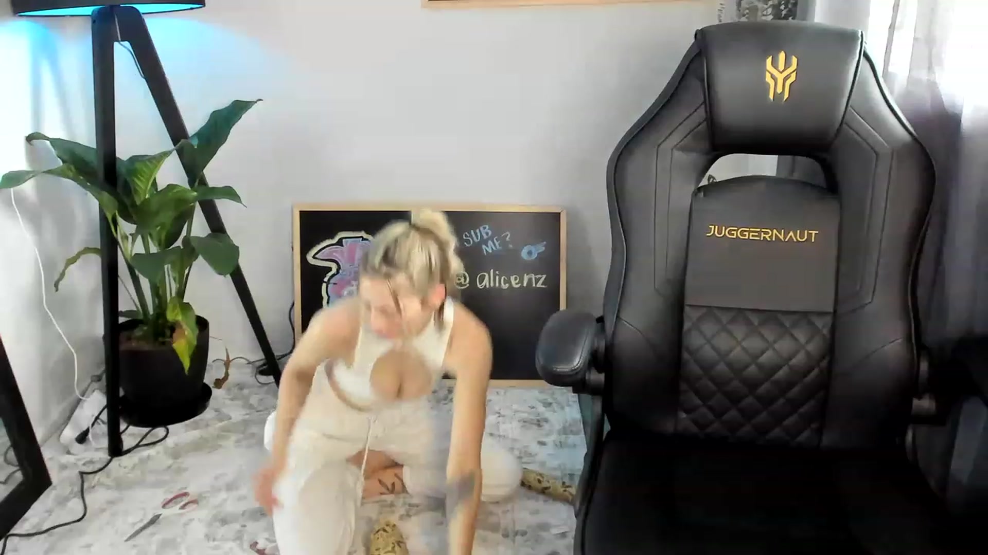 Gallery image thumbnail from Alice_NZ's myfreecams stream on, 12/10/2022, 05:55 image 7 of 20