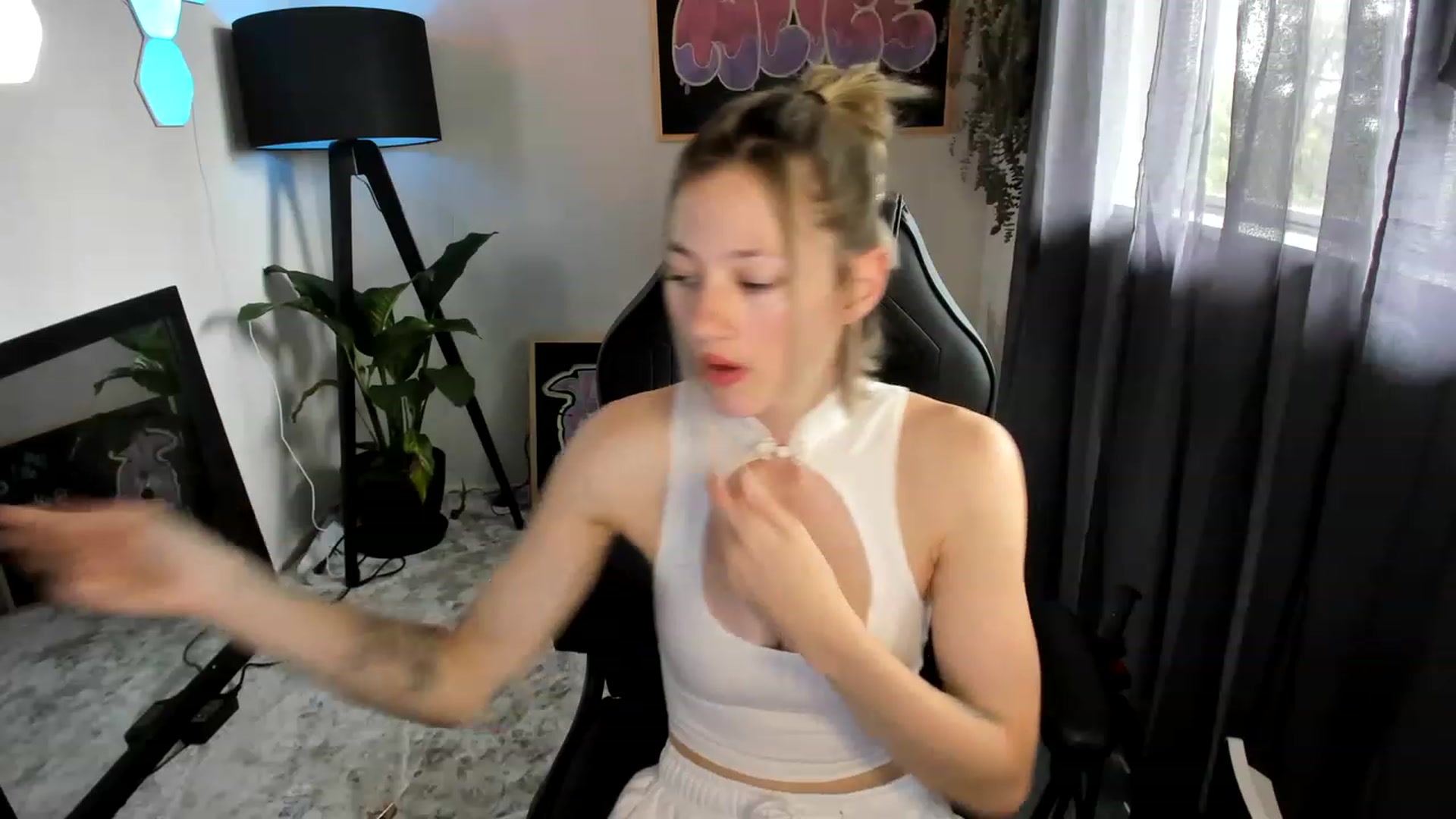 Gallery image thumbnail from Alice_NZ's myfreecams stream on, 12/10/2022, 05:55 image 4 of 20
