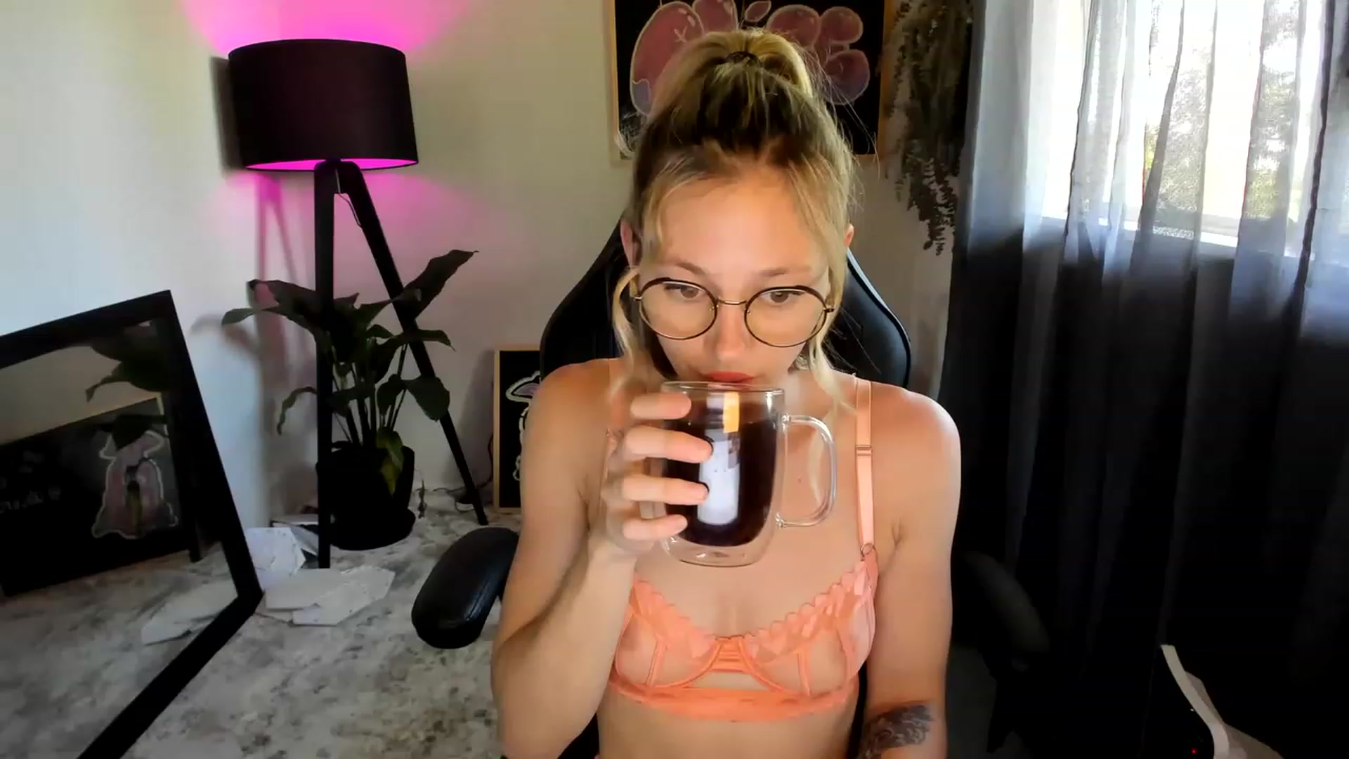 Gallery image thumbnail from Alice_NZ's myfreecams stream on, 12/24/2022, 04:19 image 1 of 20