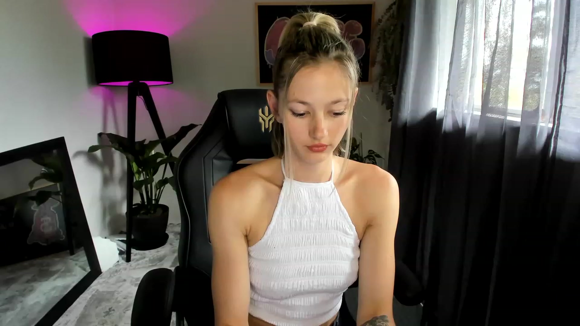 Gallery image thumbnail from Alice_NZ's myfreecams stream on, 01/03/2023, 04:48 image 16 of 20