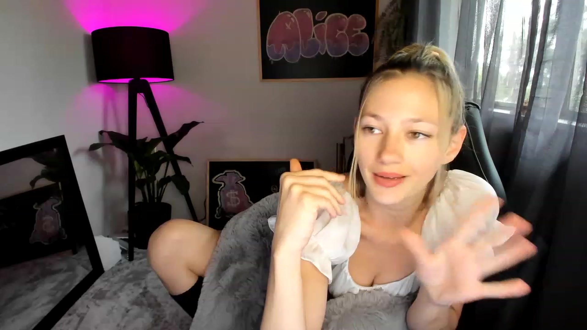Gallery image thumbnail from Alice_NZ's myfreecams stream on, 01/04/2023, 04:38 image 19 of 20