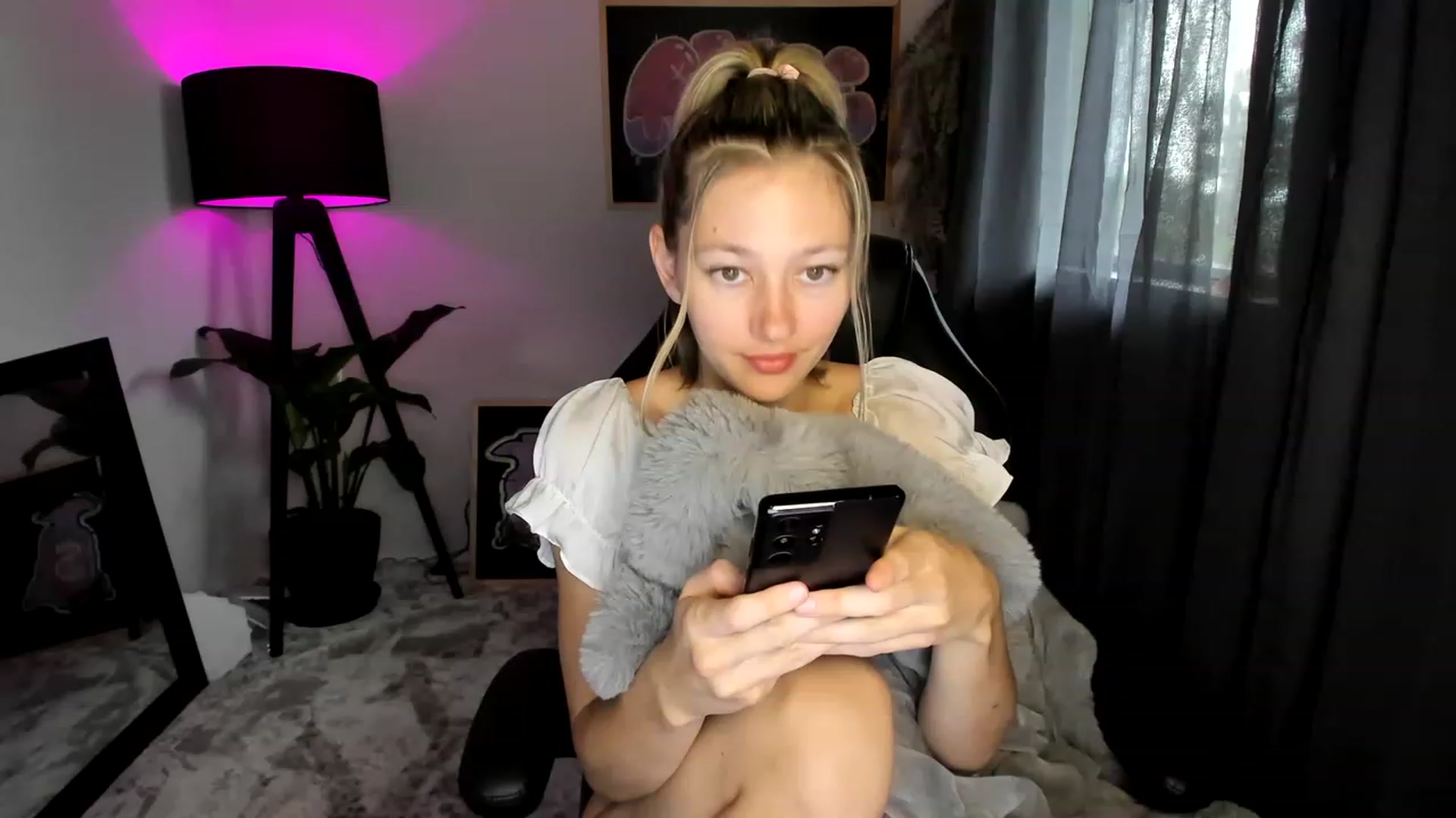 Gallery image thumbnail from Alice_NZ's myfreecams stream on, 01/04/2023, 04:38 image 7 of 20