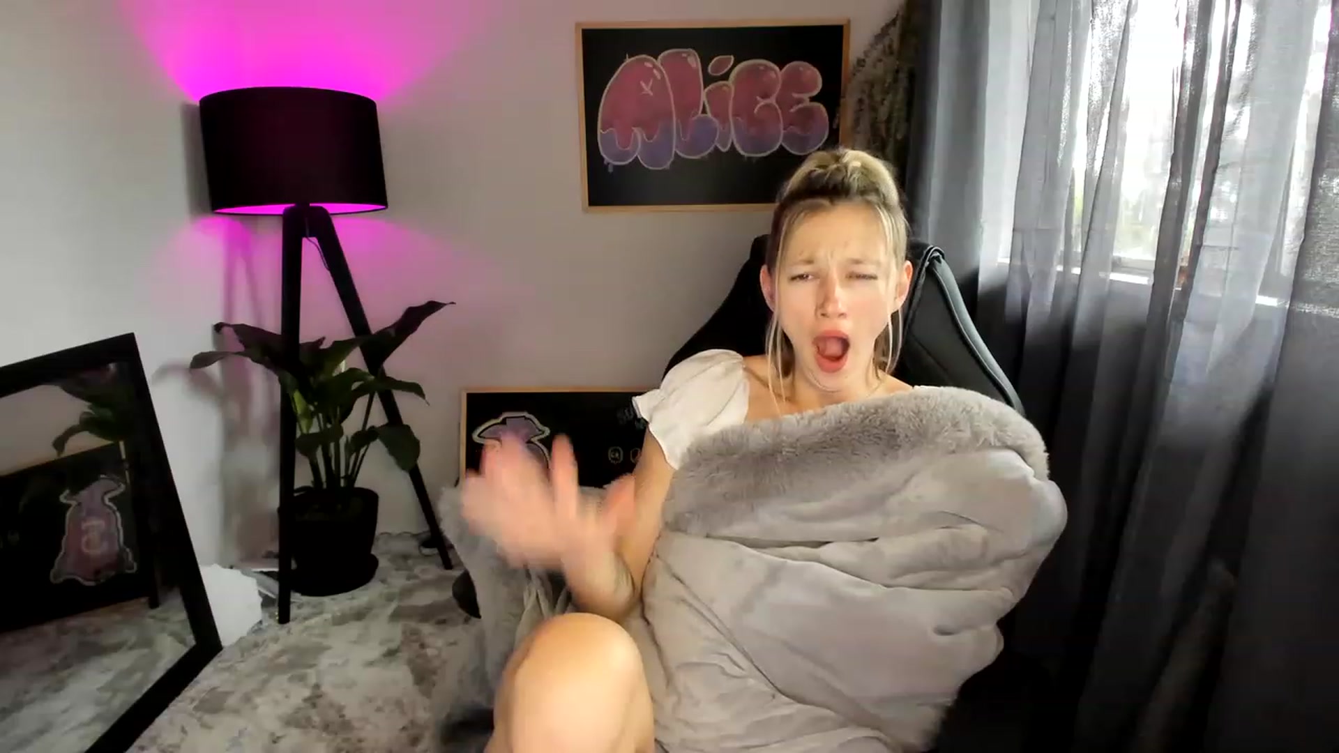 Gallery image thumbnail from Alice_NZ's myfreecams stream on, 01/04/2023, 04:38 image 16 of 20