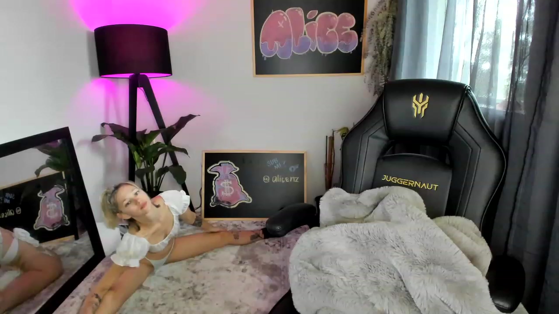 Gallery image thumbnail from Alice_NZ's myfreecams stream on, 01/04/2023, 04:38 image 4 of 20