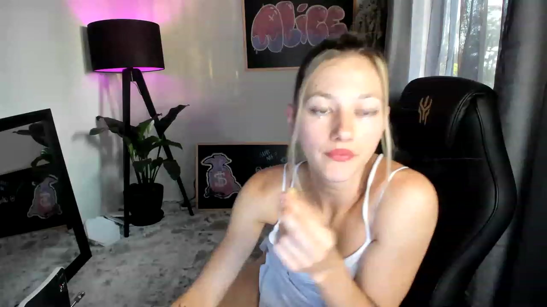 Gallery image thumbnail from Alice_NZ's myfreecams stream on, 01/18/2023, 08:05 image 13 of 20