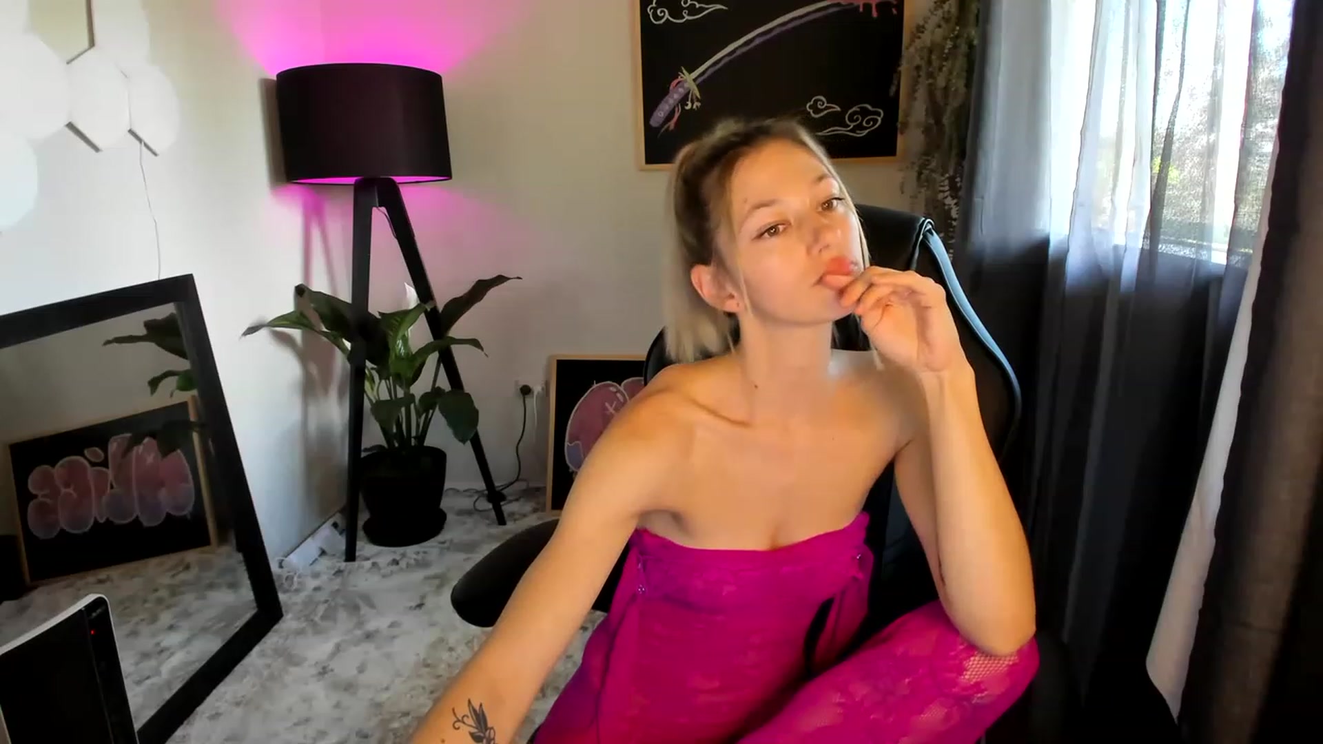 Gallery image thumbnail from Alice_NZ's myfreecams stream on, 02/01/2023, 04:59 image 10 of 20