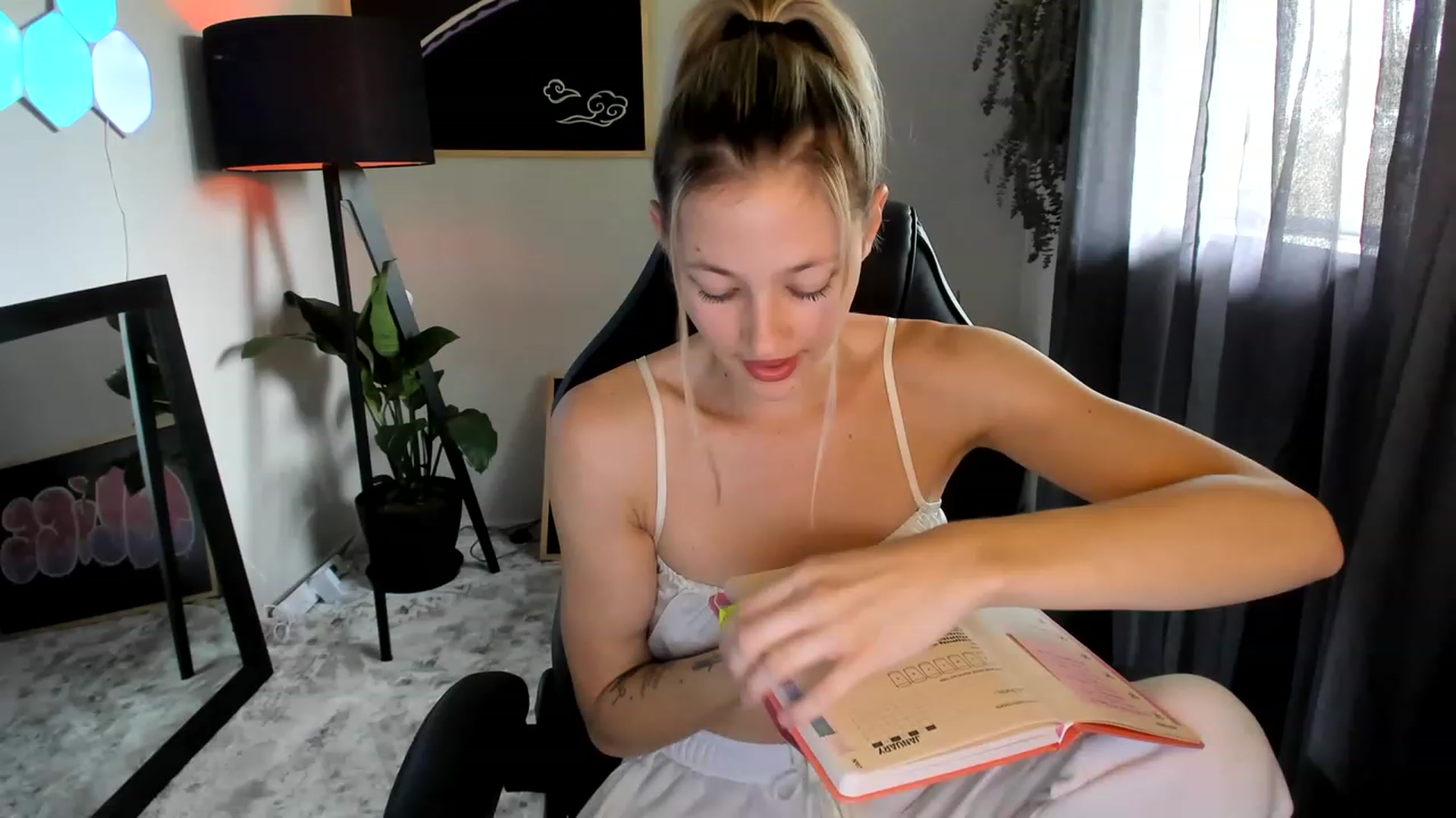 Gallery image thumbnail from Alice_NZ's myfreecams stream on, 02/04/2023, 02:37 image 3 of 20