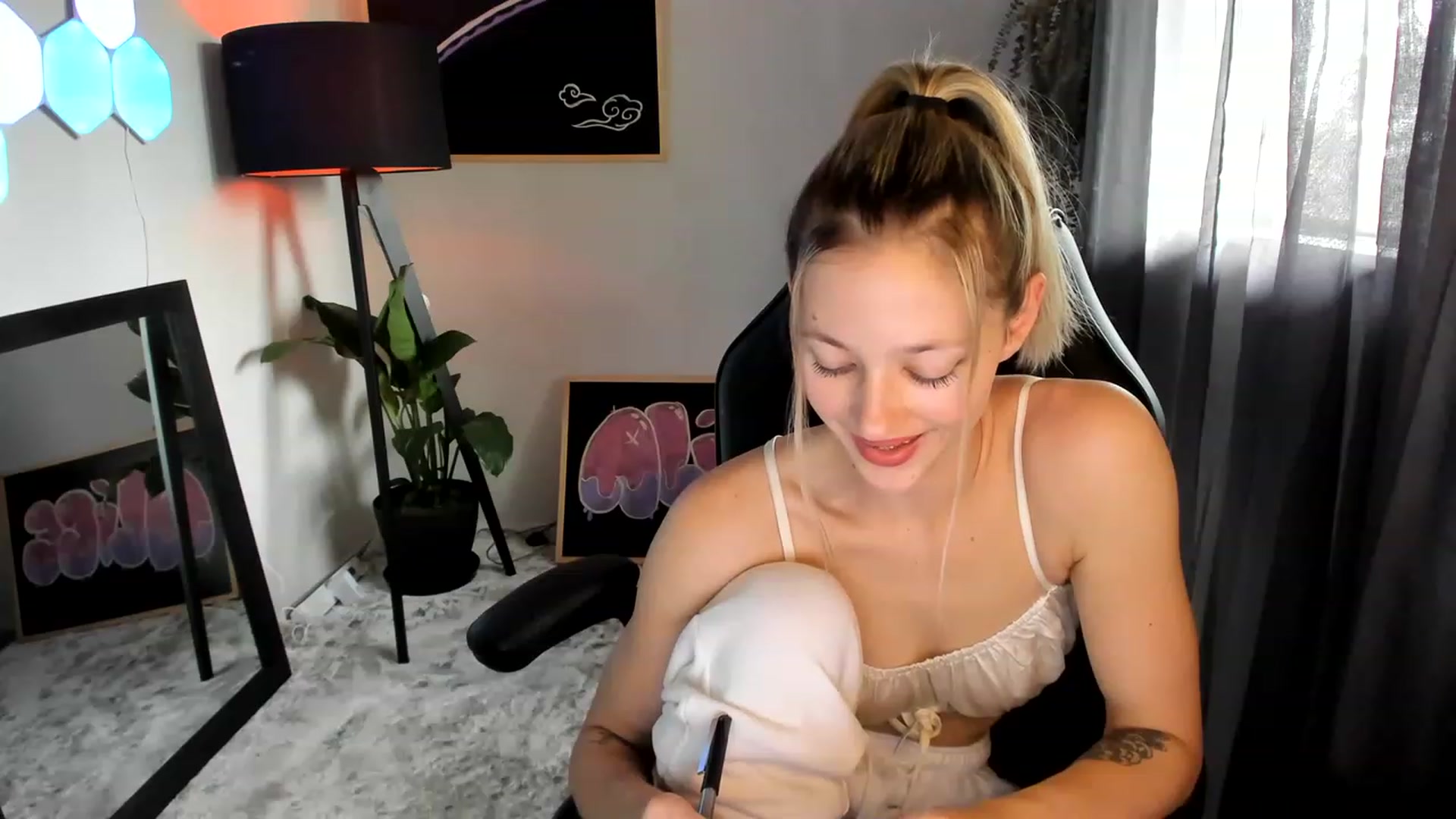 Gallery image thumbnail from Alice_NZ's myfreecams stream on, 02/04/2023, 02:37 image 12 of 20