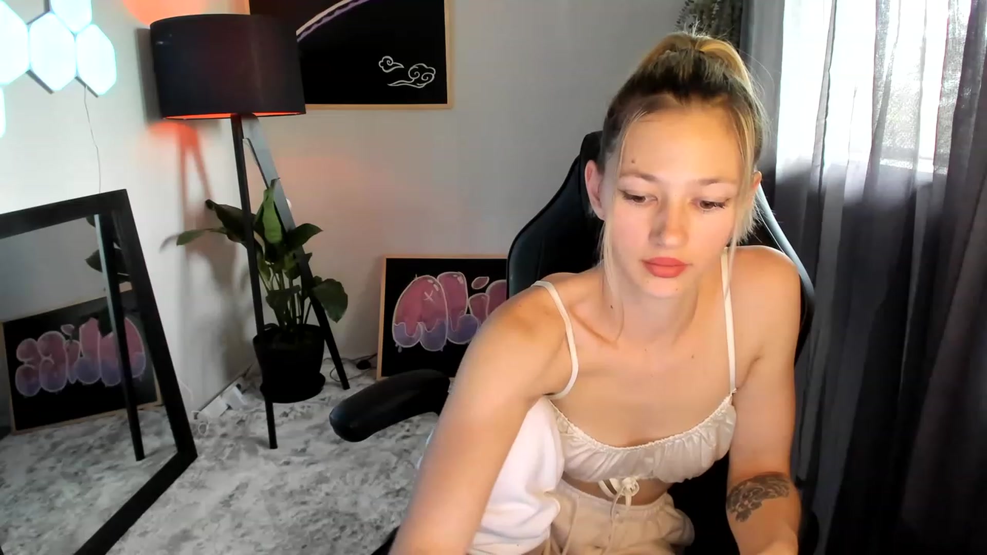 Gallery image thumbnail from Alice_NZ's myfreecams stream on, 02/04/2023, 02:37 image 11 of 20