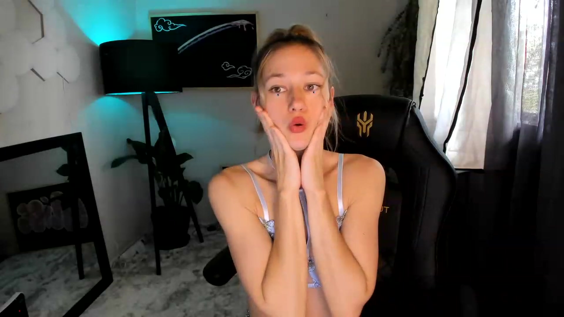 Gallery image thumbnail from Alice_NZ's myfreecams stream on, 02/08/2023, 24:03 image 12 of 20