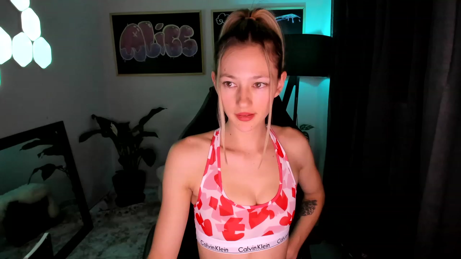 Gallery image thumbnail from Alice_NZ's myfreecams stream on, 02/15/2023, 08:57 image 17 of 20