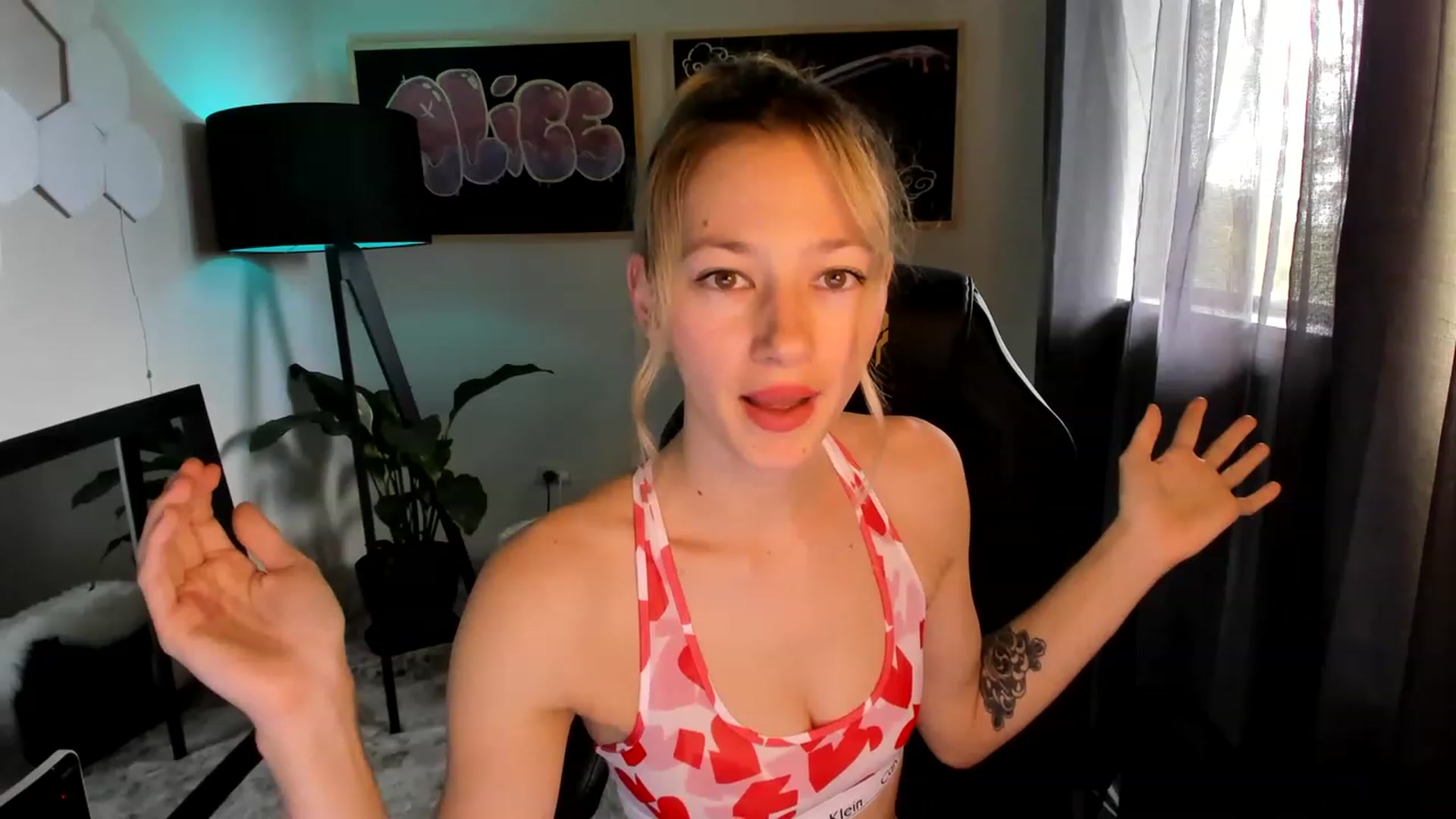 Gallery image thumbnail from Alice_NZ's myfreecams stream on, 02/16/2023, 24:01 image 2 of 20