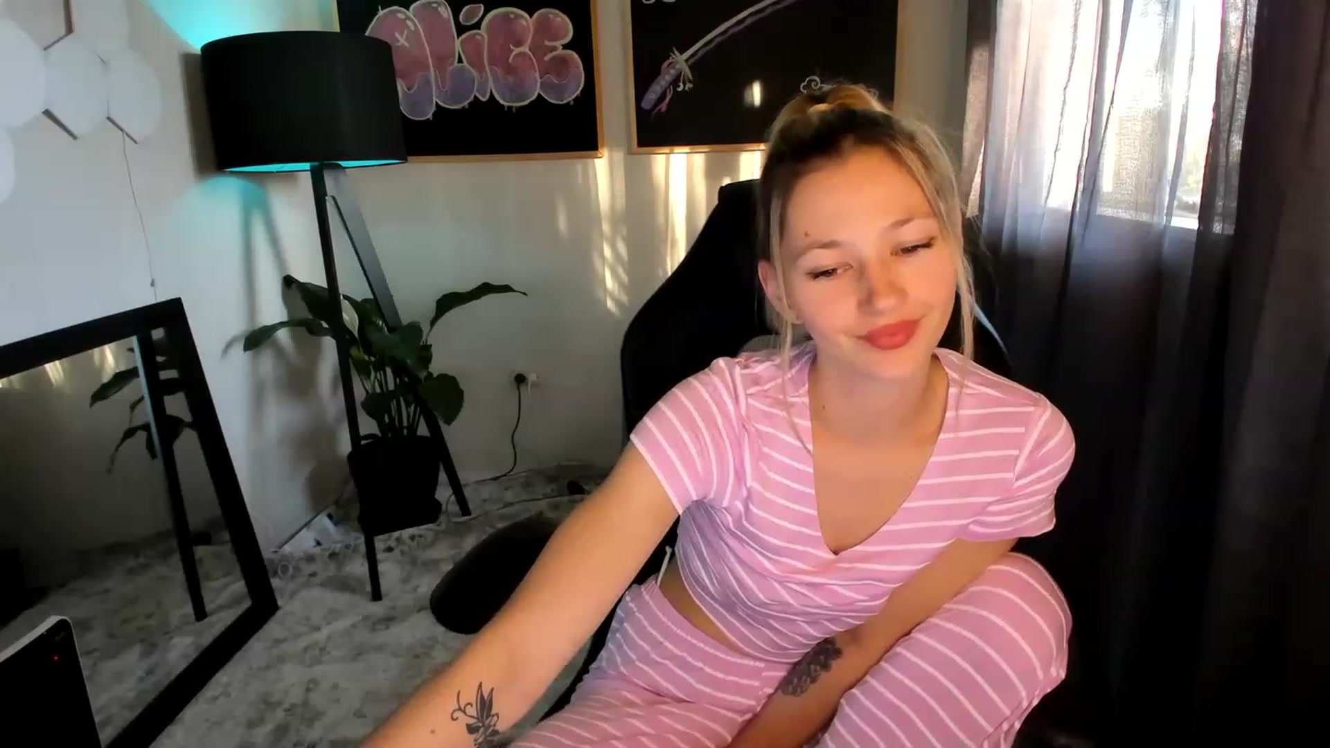 Gallery image thumbnail from Alice_NZ's myfreecams stream on, 02/17/2023, 06:15 image 19 of 20