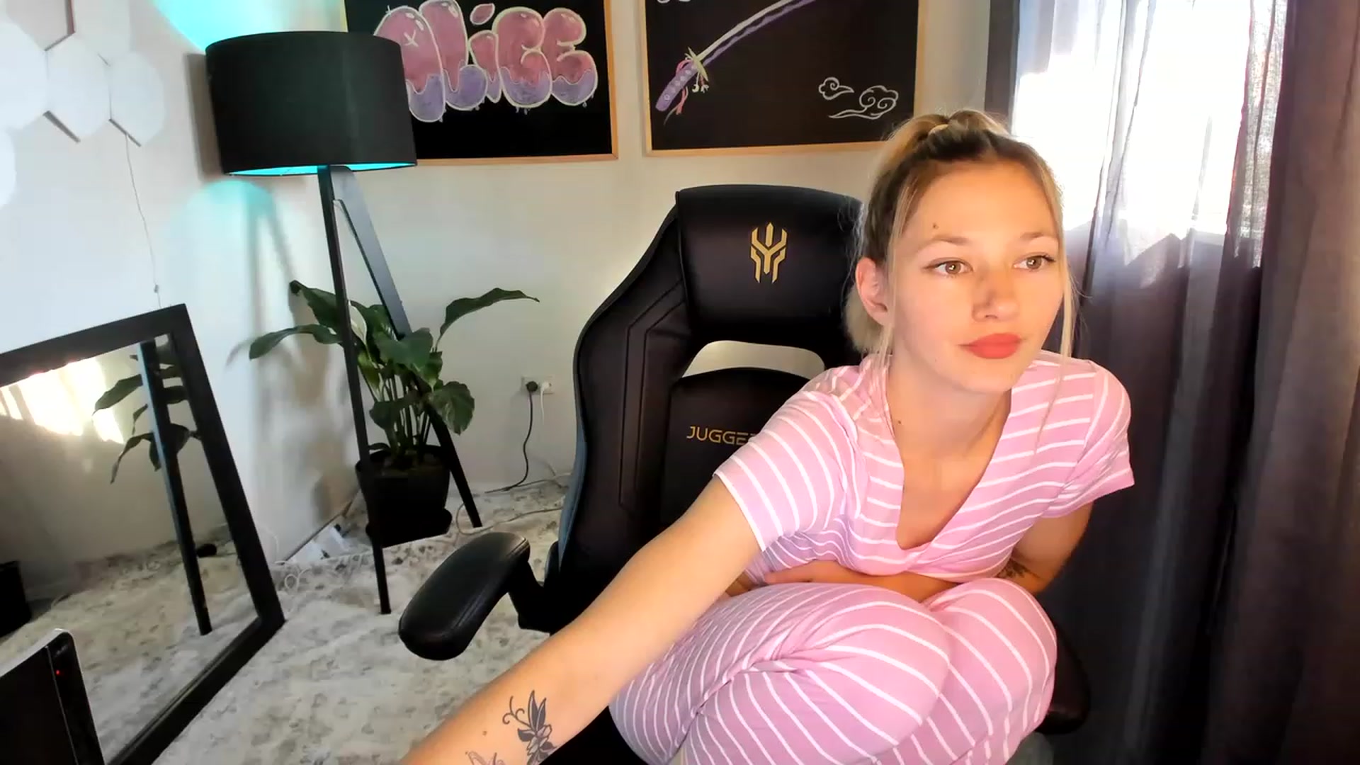 Gallery image thumbnail from Alice_NZ's myfreecams stream on, 02/17/2023, 06:15 image 12 of 20