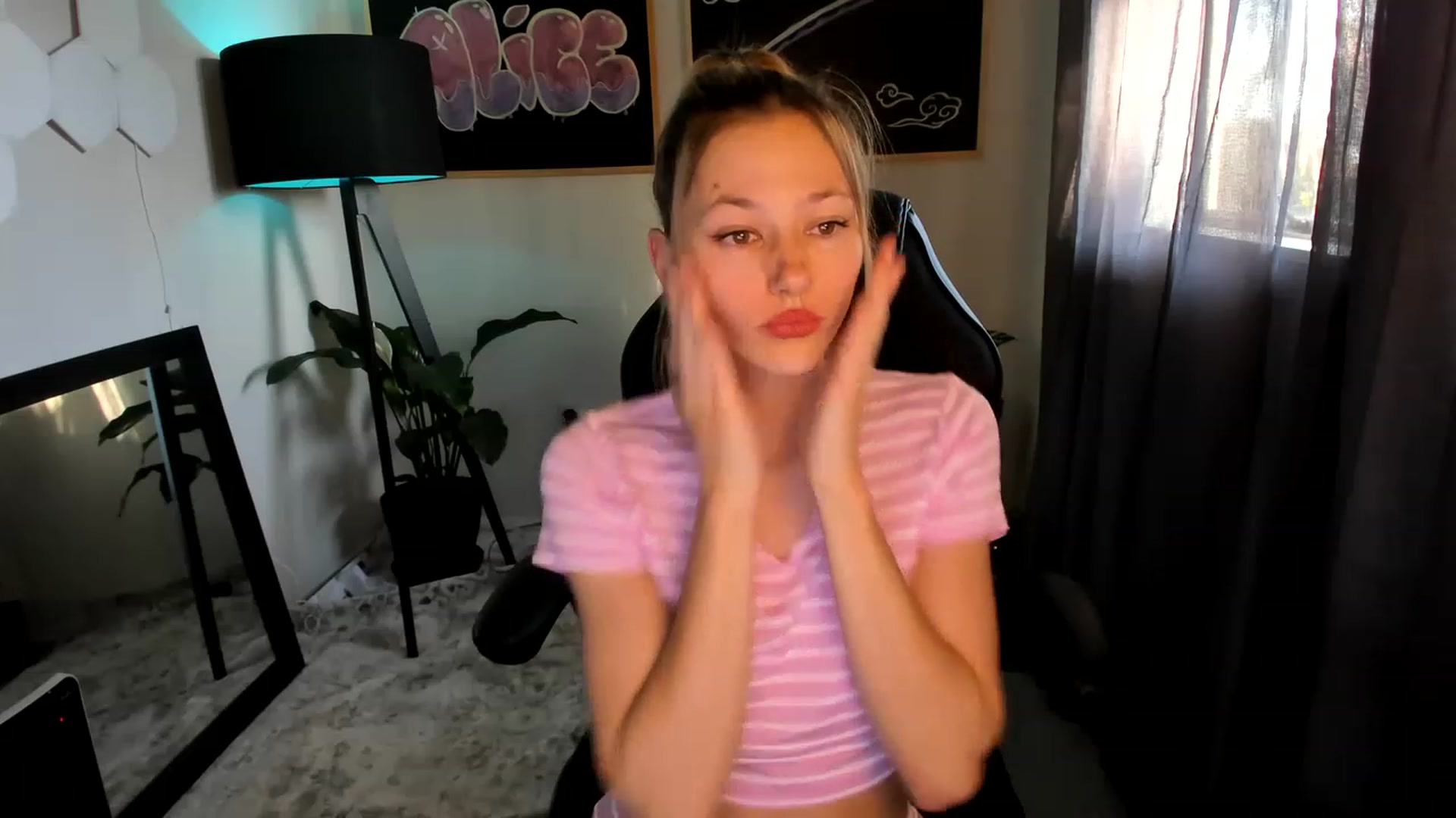 Gallery image thumbnail from Alice_NZ's myfreecams stream on, 02/17/2023, 06:15 image 18 of 20