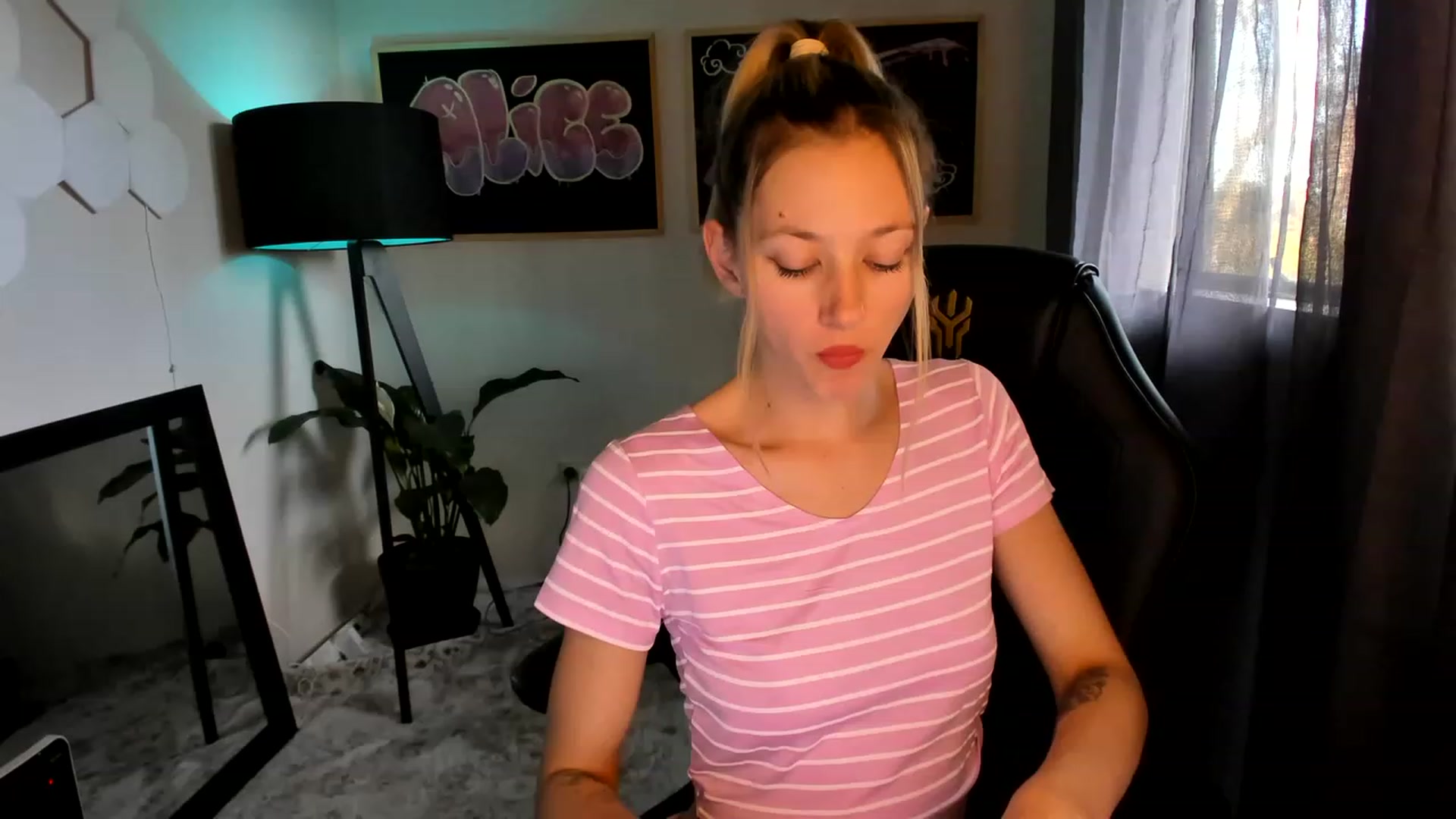 Gallery image thumbnail from Alice_NZ's myfreecams stream on, 02/17/2023, 06:15 image 2 of 20