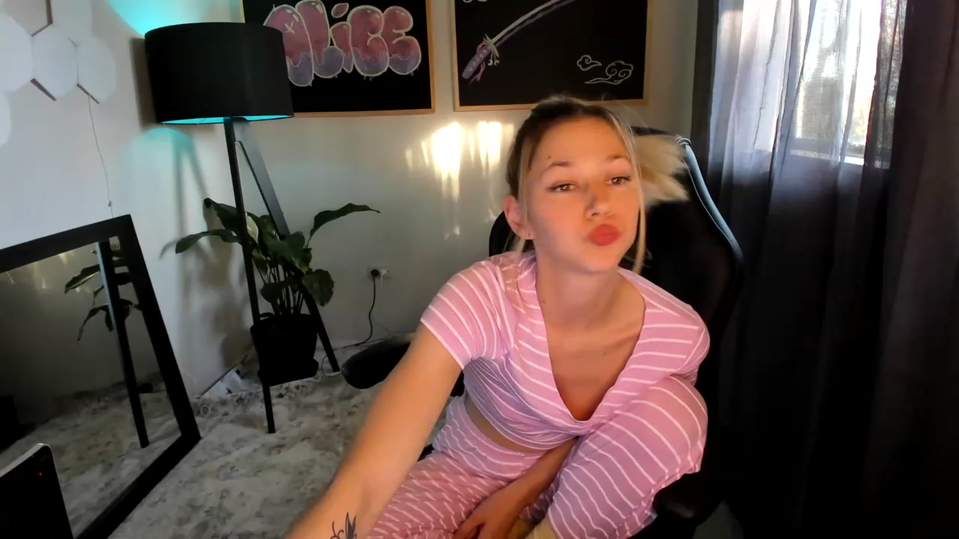 Gallery image thumbnail from Alice_NZ's myfreecams stream on, 02/17/2023, 06:15 image 17 of 20