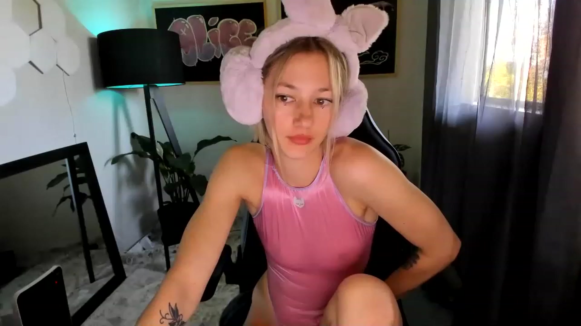 Gallery image thumbnail from Alice_NZ's myfreecams stream on, 02/19/2023, 03:21 image 5 of 20