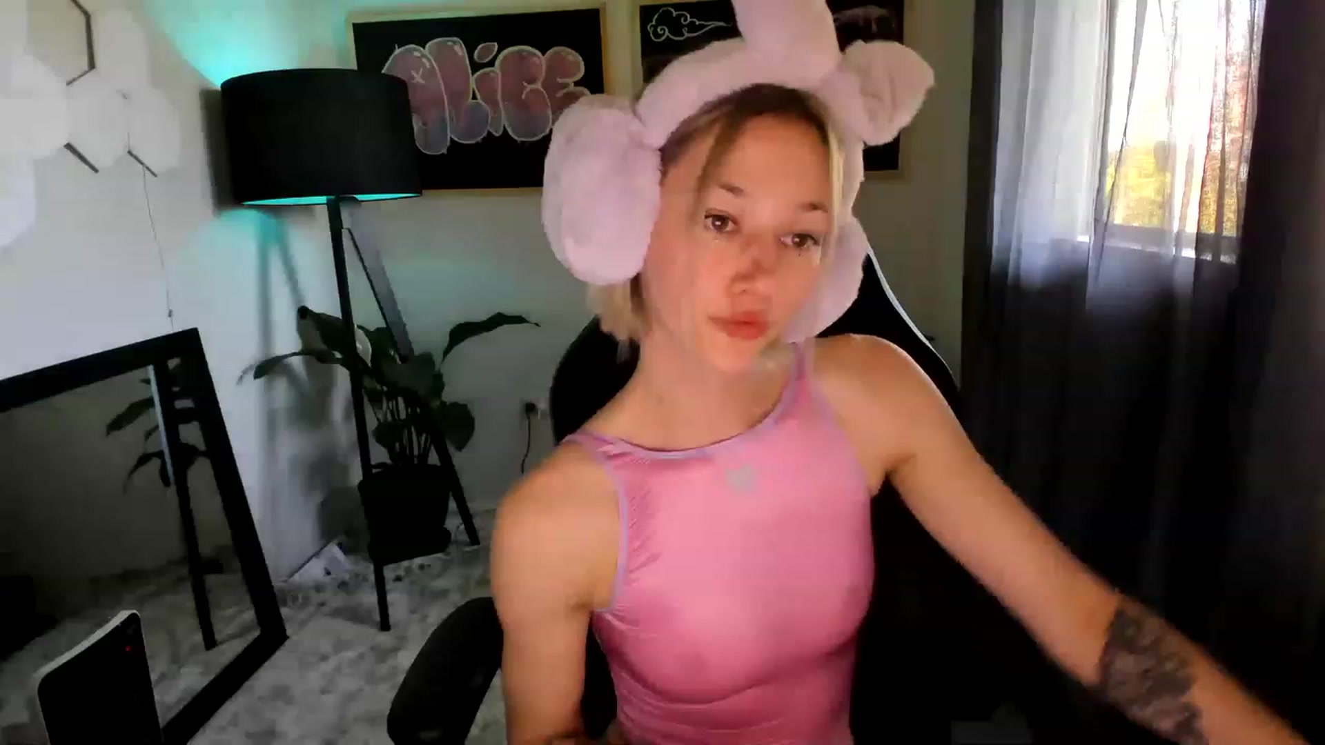 Gallery image thumbnail from Alice_NZ's myfreecams stream on, 02/19/2023, 03:21 image 20 of 20