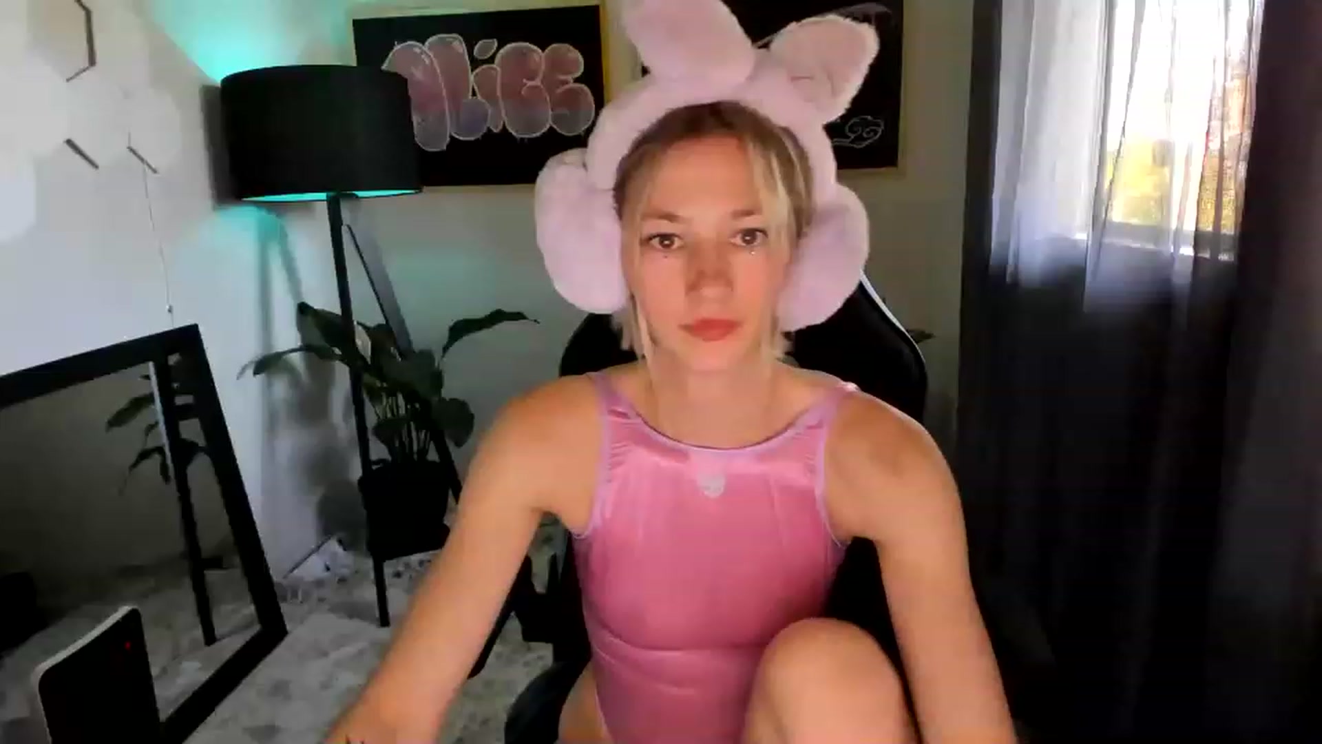 Gallery image thumbnail from Alice_NZ's myfreecams stream on, 02/19/2023, 03:21 image 4 of 20