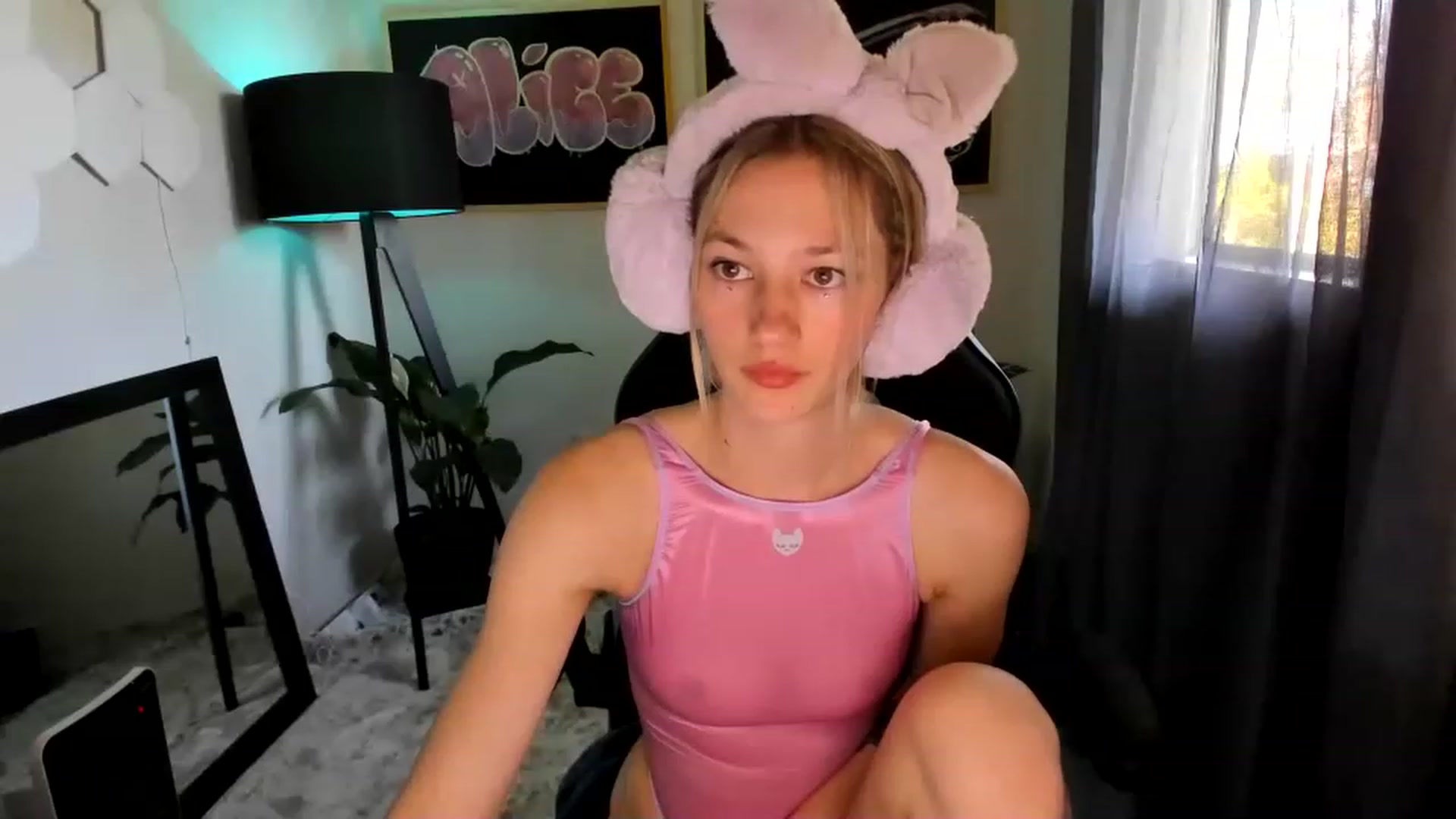 Gallery image thumbnail from Alice_NZ's myfreecams stream on, 02/19/2023, 03:21 image 3 of 20