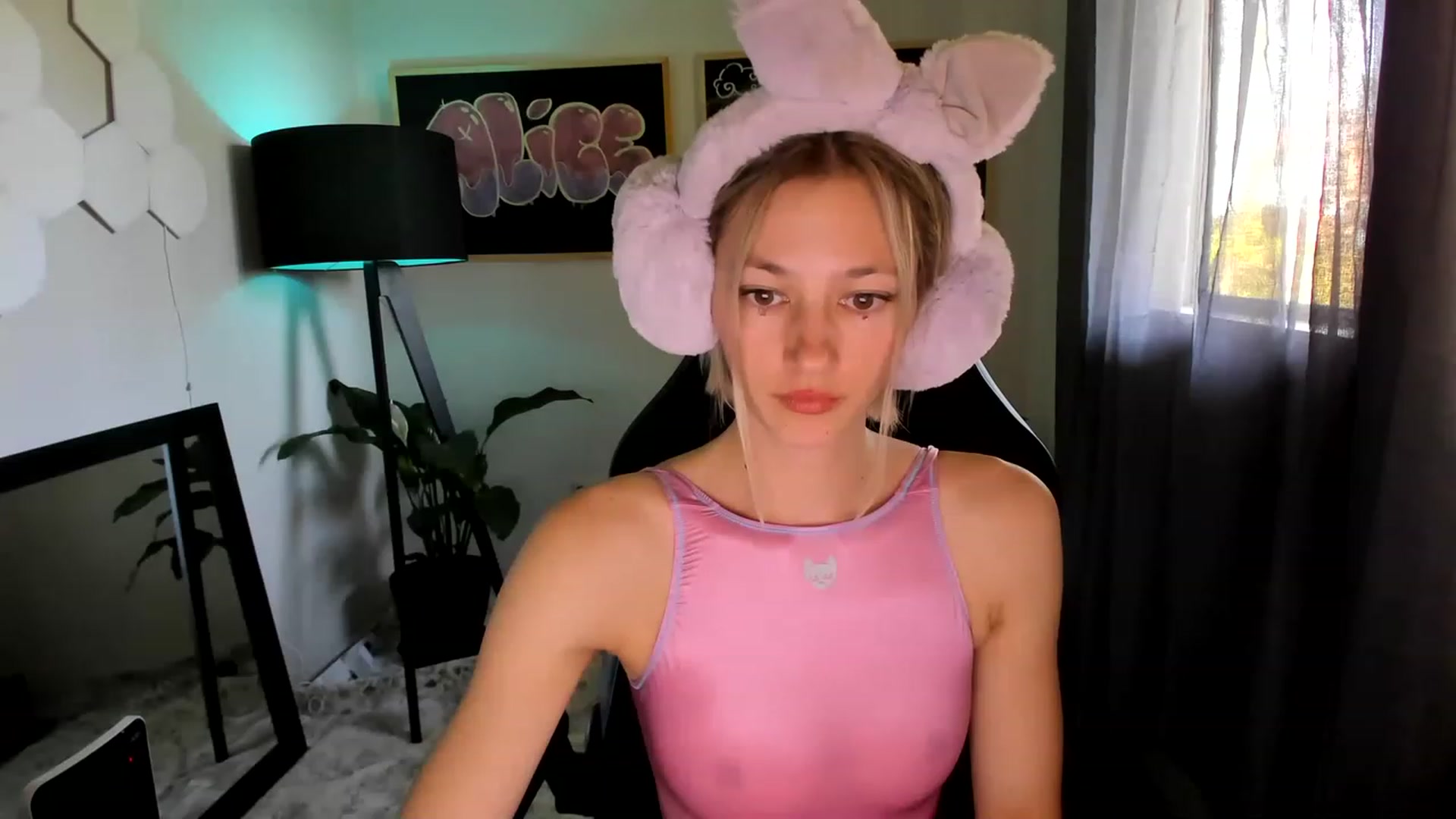 Gallery image thumbnail from Alice_NZ's myfreecams stream on, 02/19/2023, 03:21 image 17 of 20