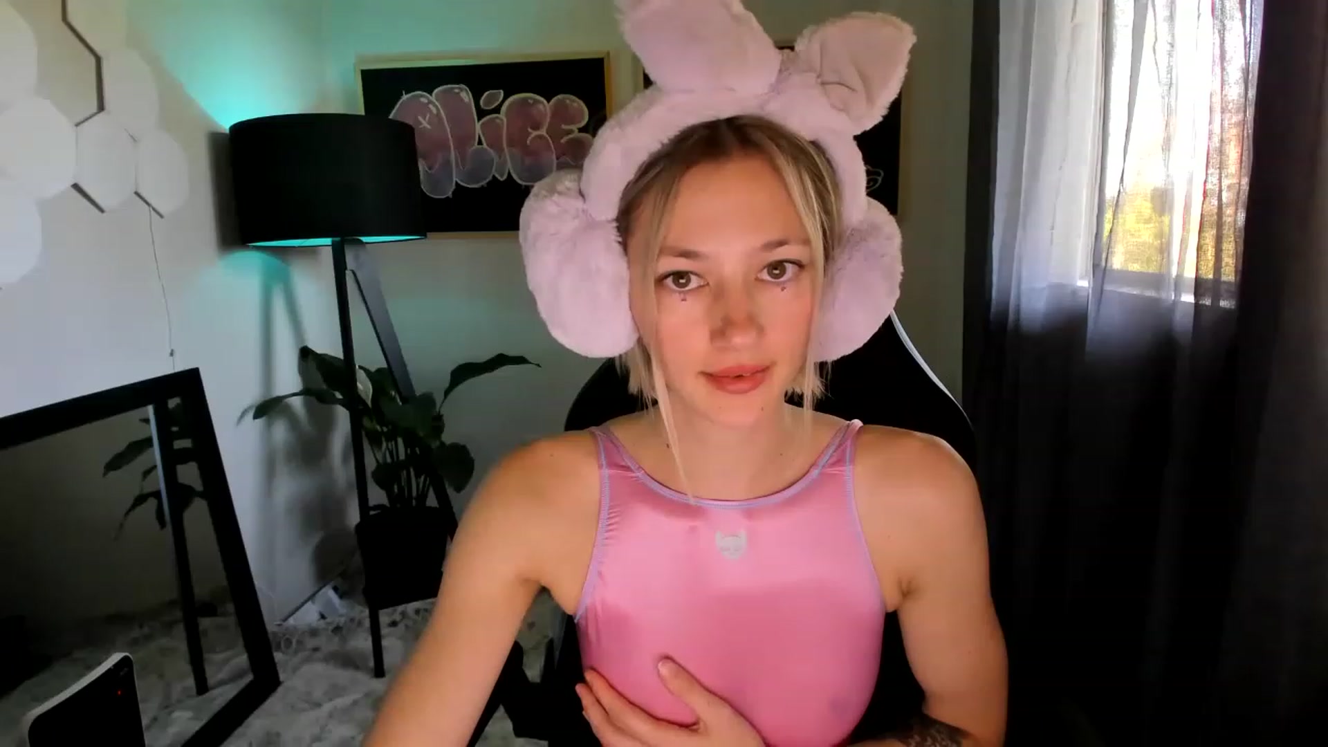 Gallery image thumbnail from Alice_NZ's myfreecams stream on, 02/19/2023, 03:21 image 16 of 20