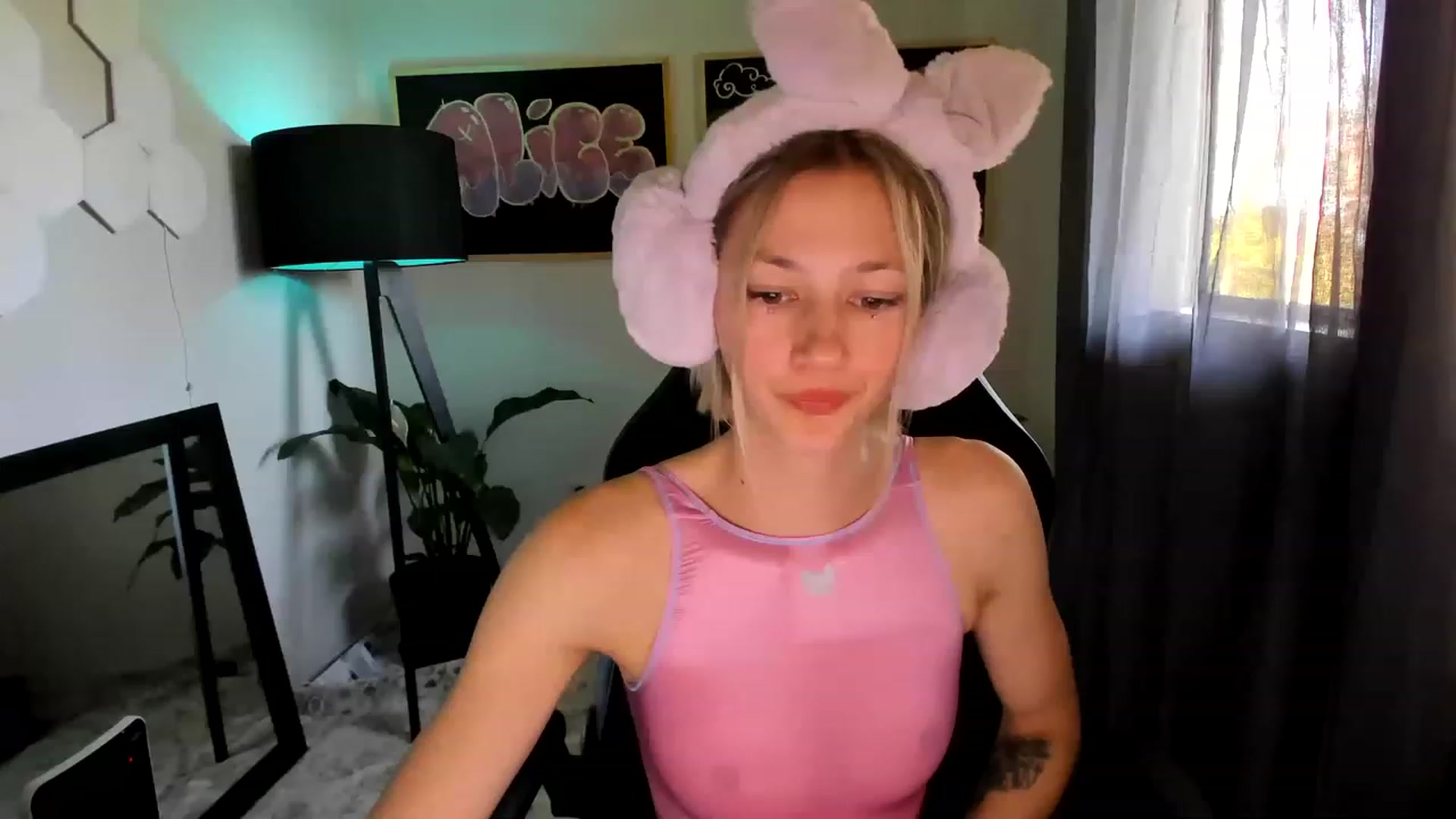 Gallery image thumbnail from Alice_NZ's myfreecams stream on, 02/19/2023, 03:21 image 19 of 20