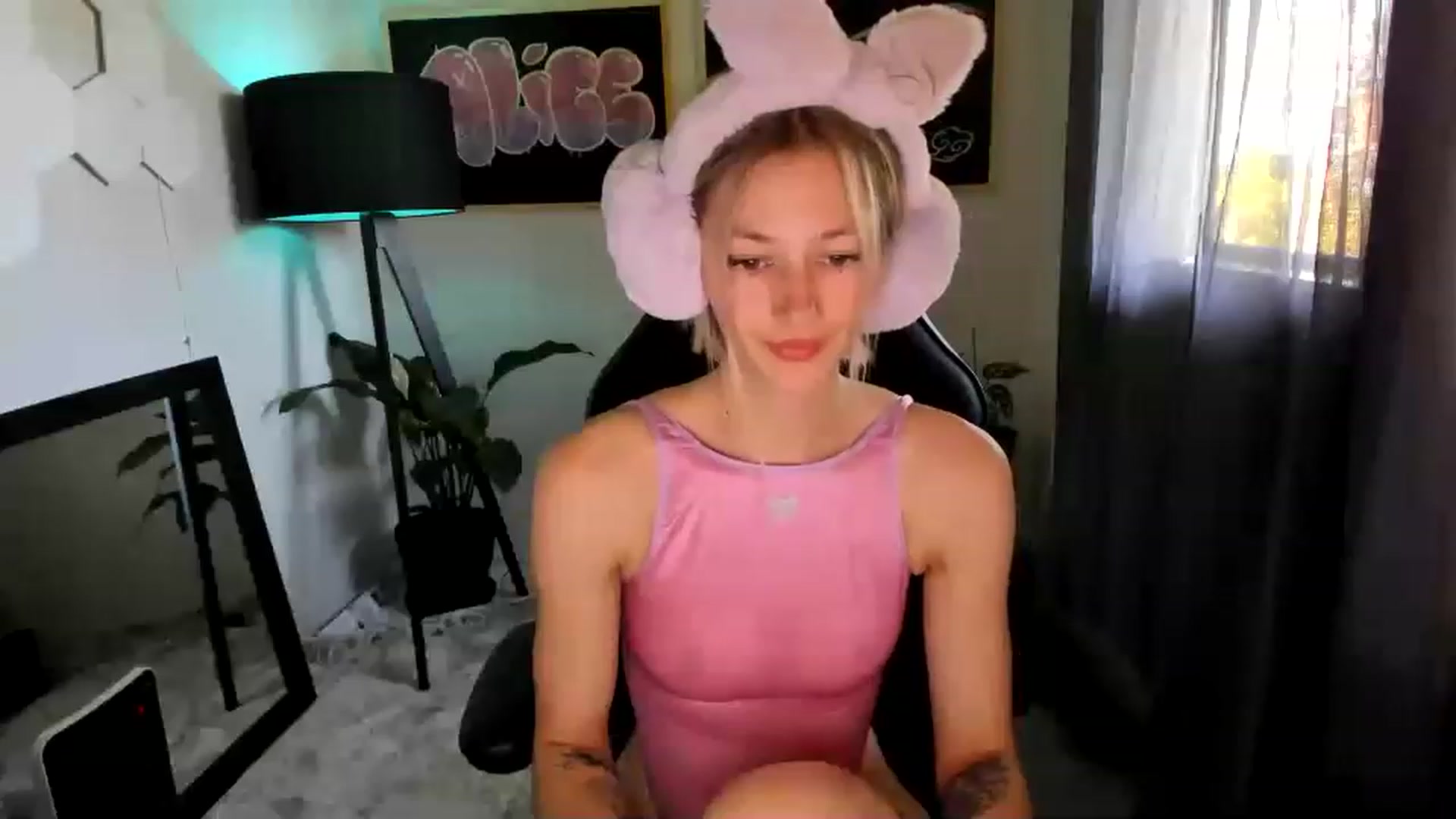 Gallery image thumbnail from Alice_NZ's myfreecams stream on, 02/19/2023, 03:21 image 1 of 20