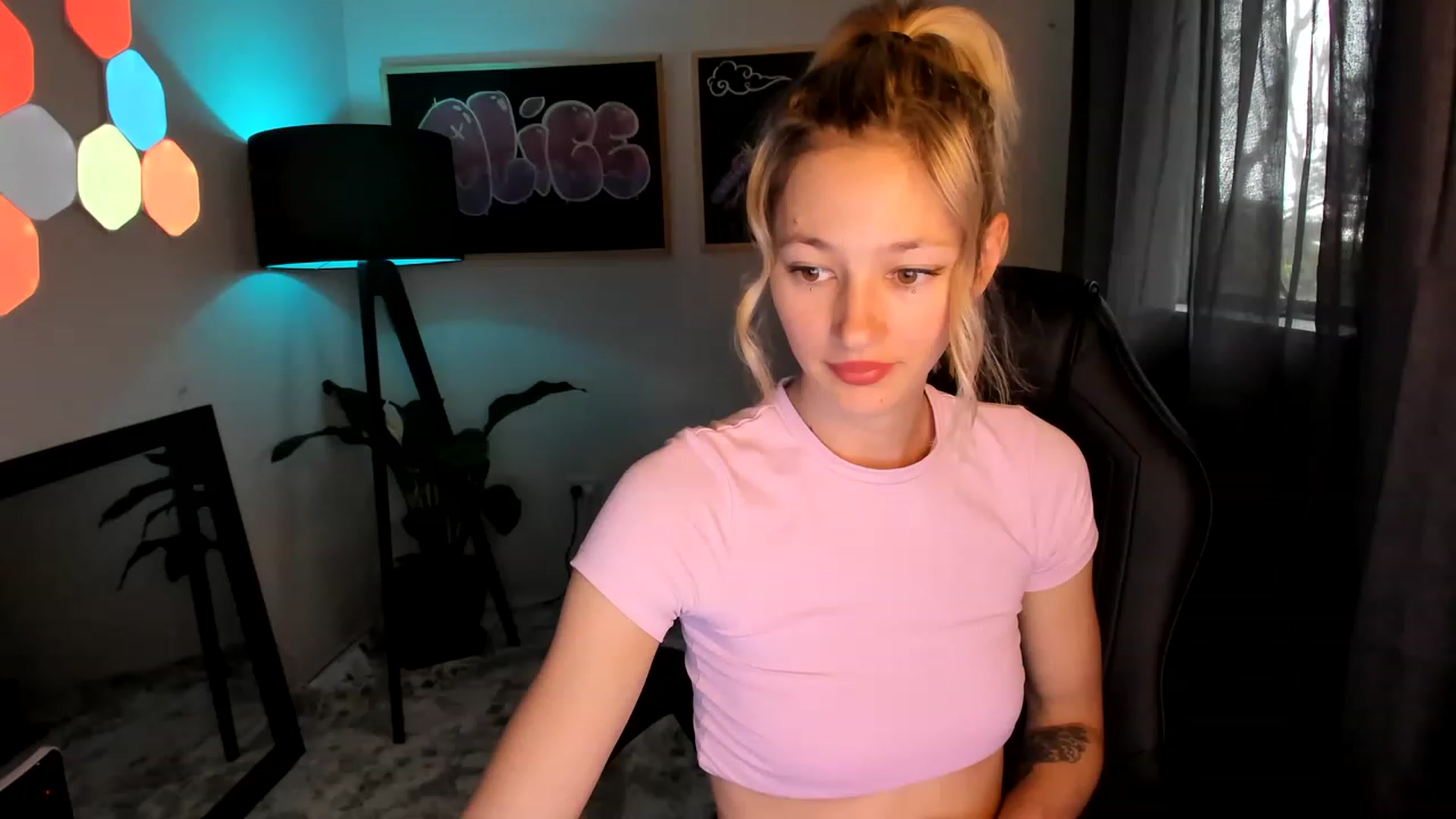 Gallery image thumbnail from Alice_NZ's myfreecams stream on, 02/24/2023, 24:55 image 14 of 20