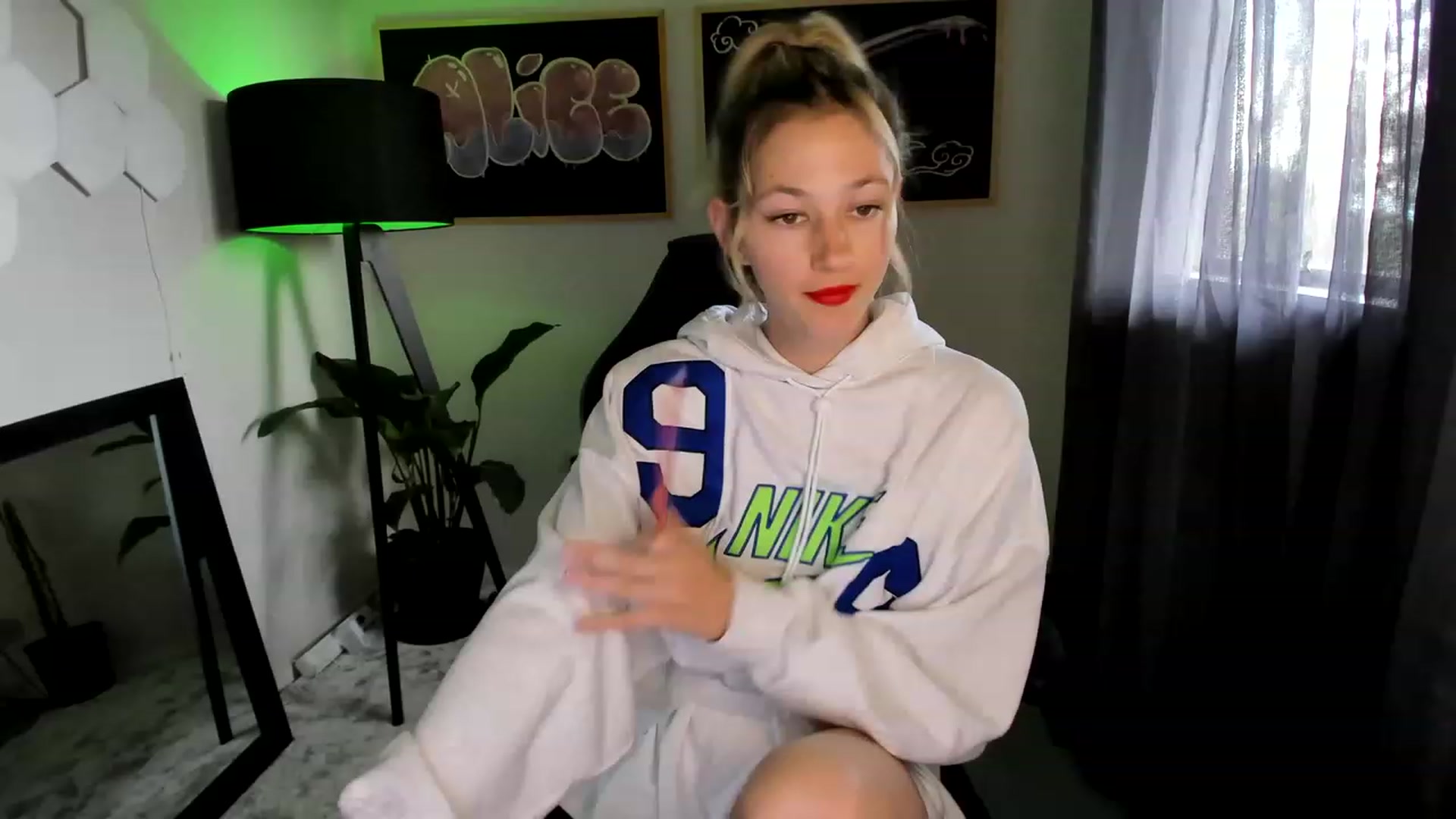 Gallery image thumbnail from Alice_NZ's myfreecams stream on, 03/27/2023, 03:31 image 15 of 20