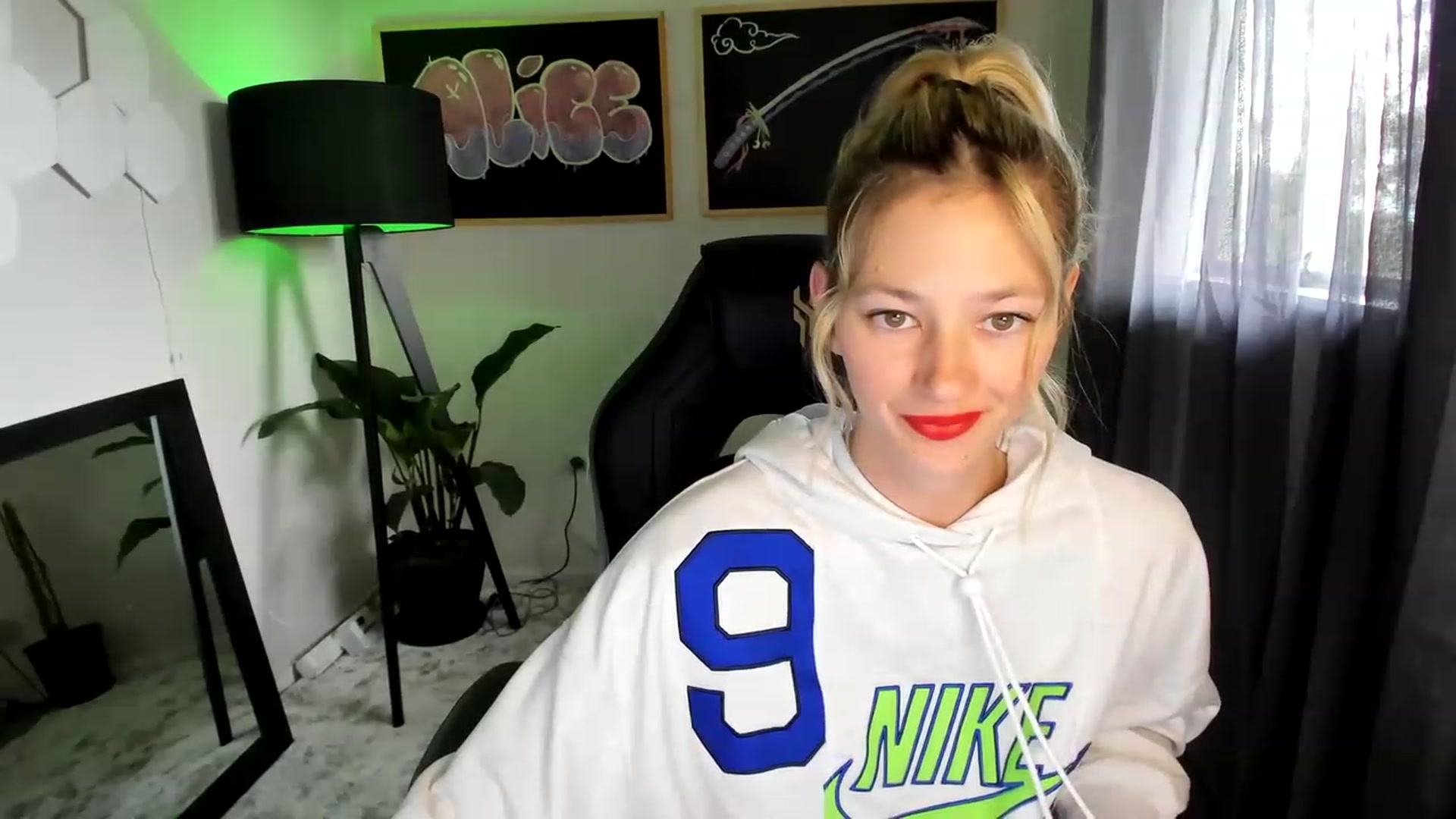 Gallery image thumbnail from Alice_NZ's myfreecams stream on, 03/27/2023, 03:31 image 19 of 20