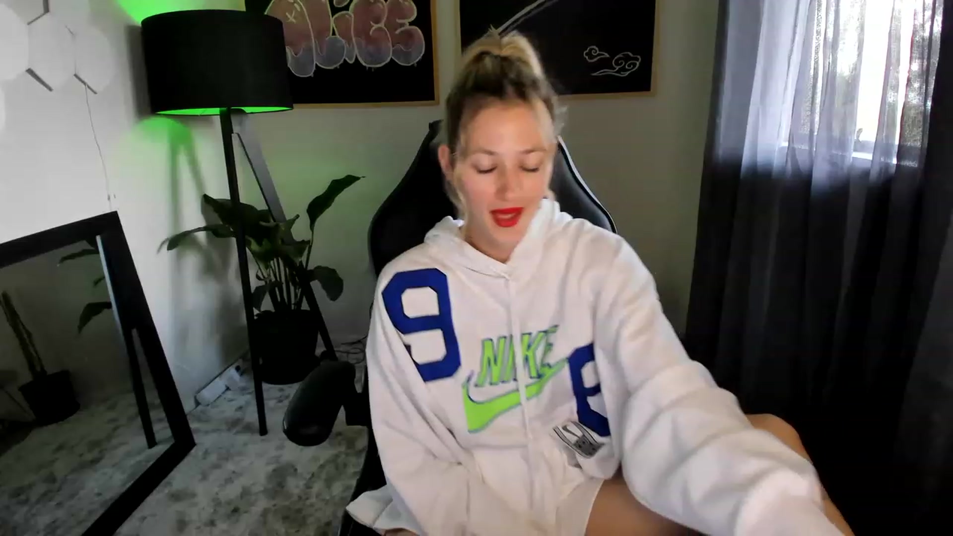 Gallery image thumbnail from Alice_NZ's myfreecams stream on, 03/27/2023, 03:31 image 10 of 20