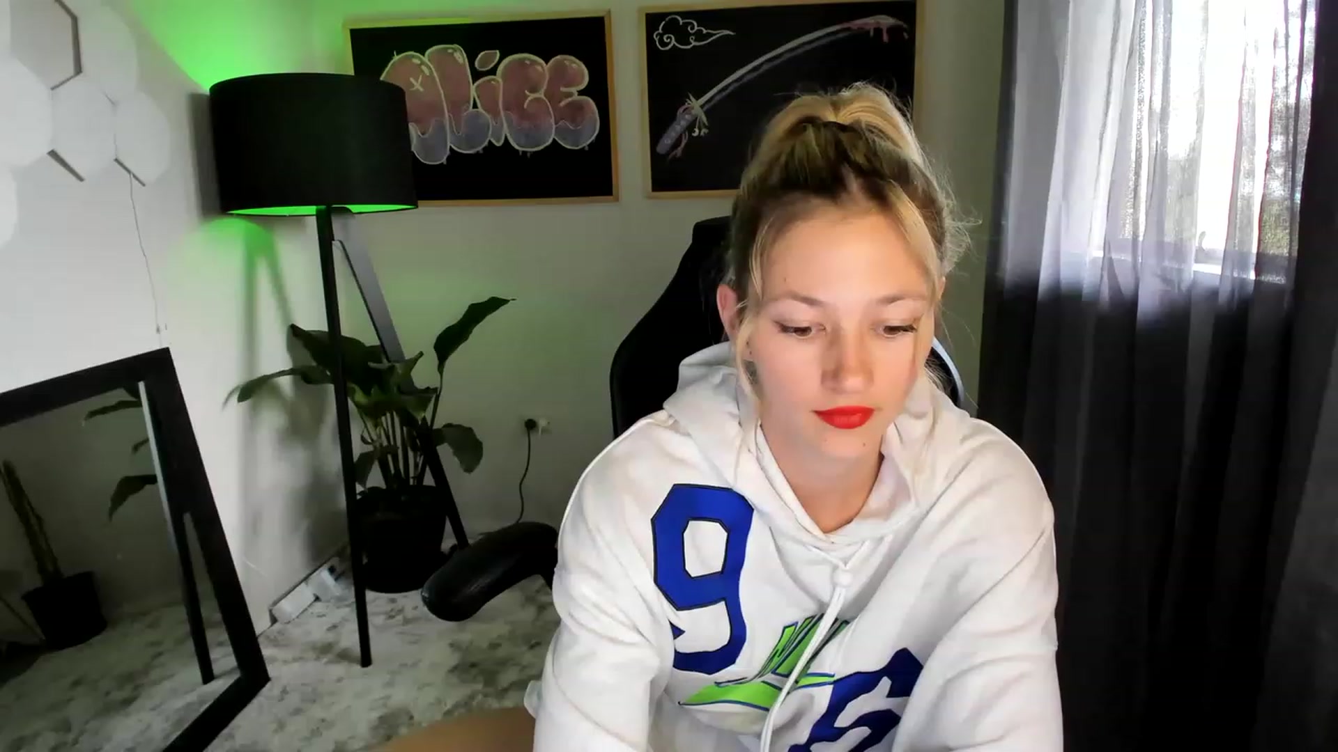 Gallery image thumbnail from Alice_NZ's myfreecams stream on, 03/27/2023, 03:31 image 18 of 20