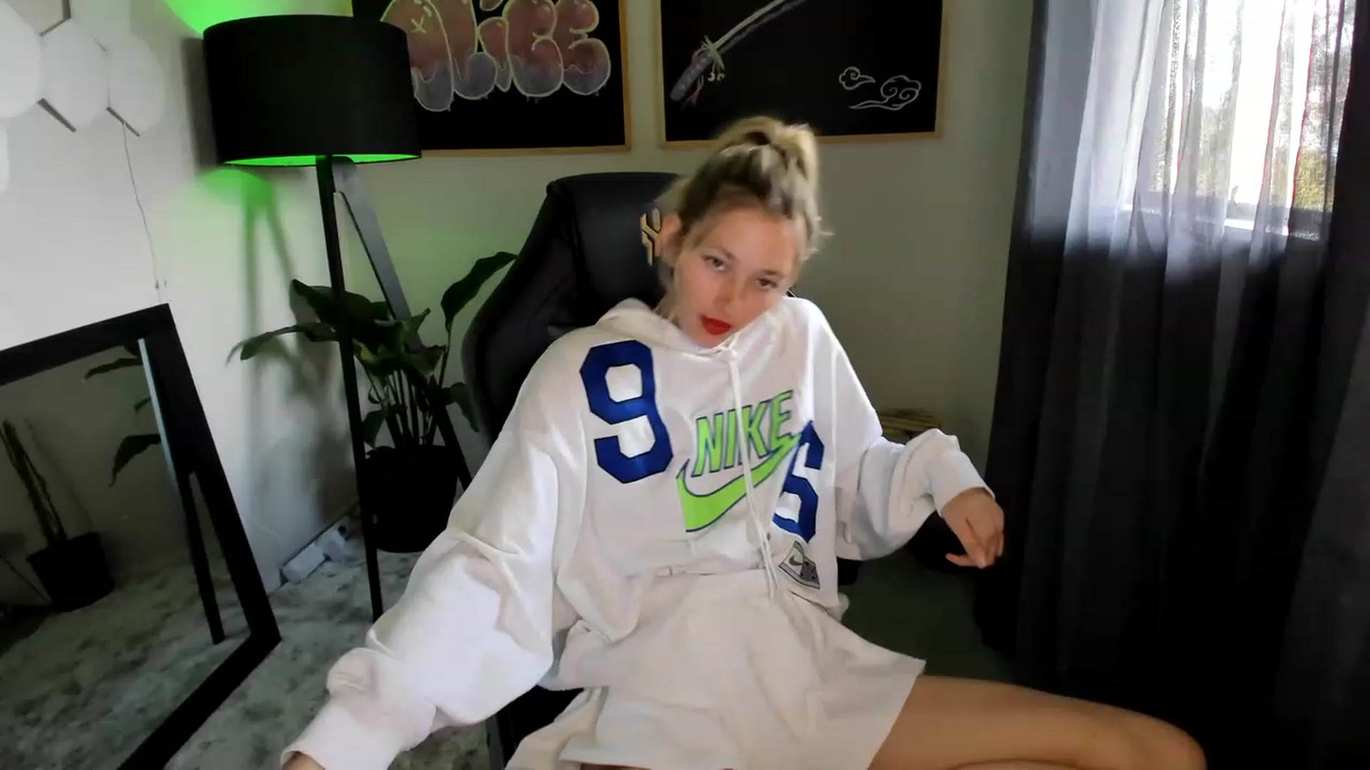 Gallery image thumbnail from Alice_NZ's myfreecams stream on, 03/27/2023, 03:31 image 9 of 20
