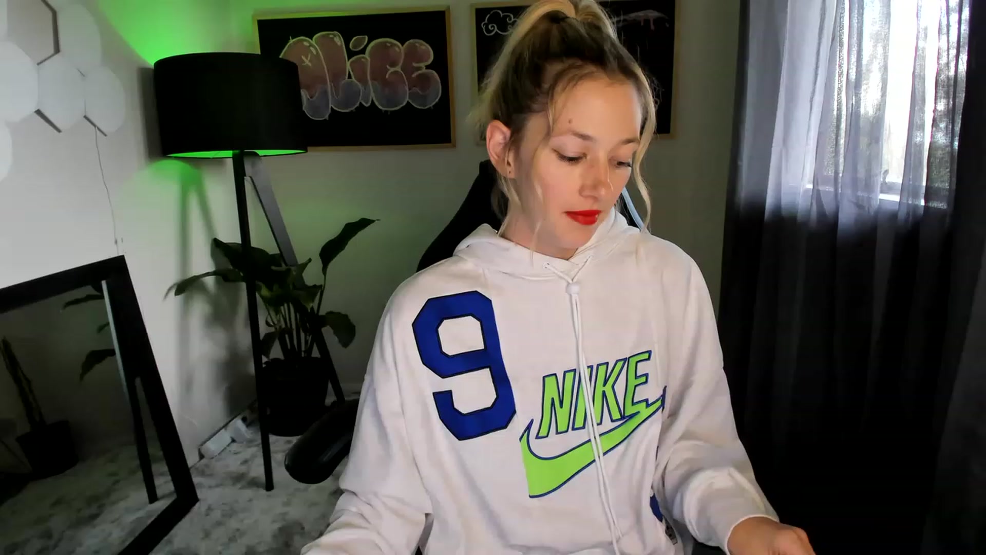 Gallery image thumbnail from Alice_NZ's myfreecams stream on, 03/27/2023, 03:31 image 14 of 20