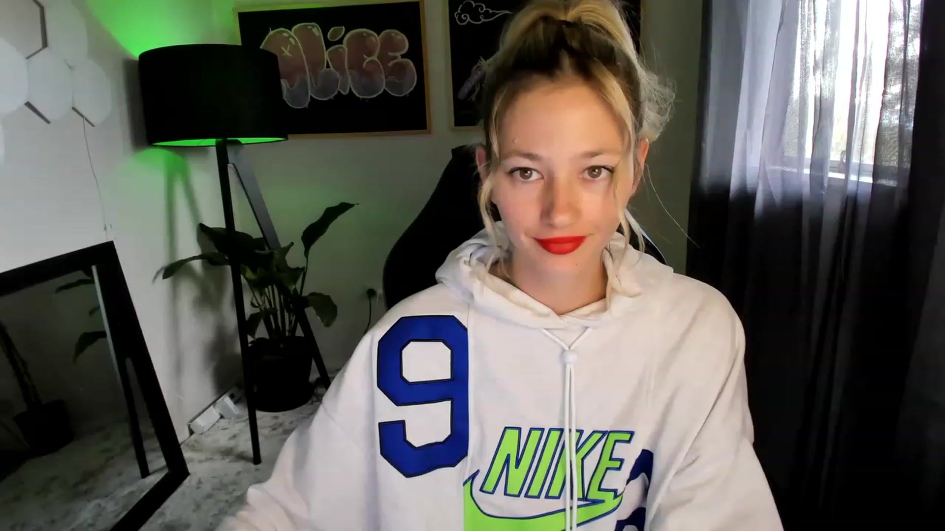 Gallery image thumbnail from Alice_NZ's myfreecams stream on, 03/27/2023, 03:31 image 1 of 20