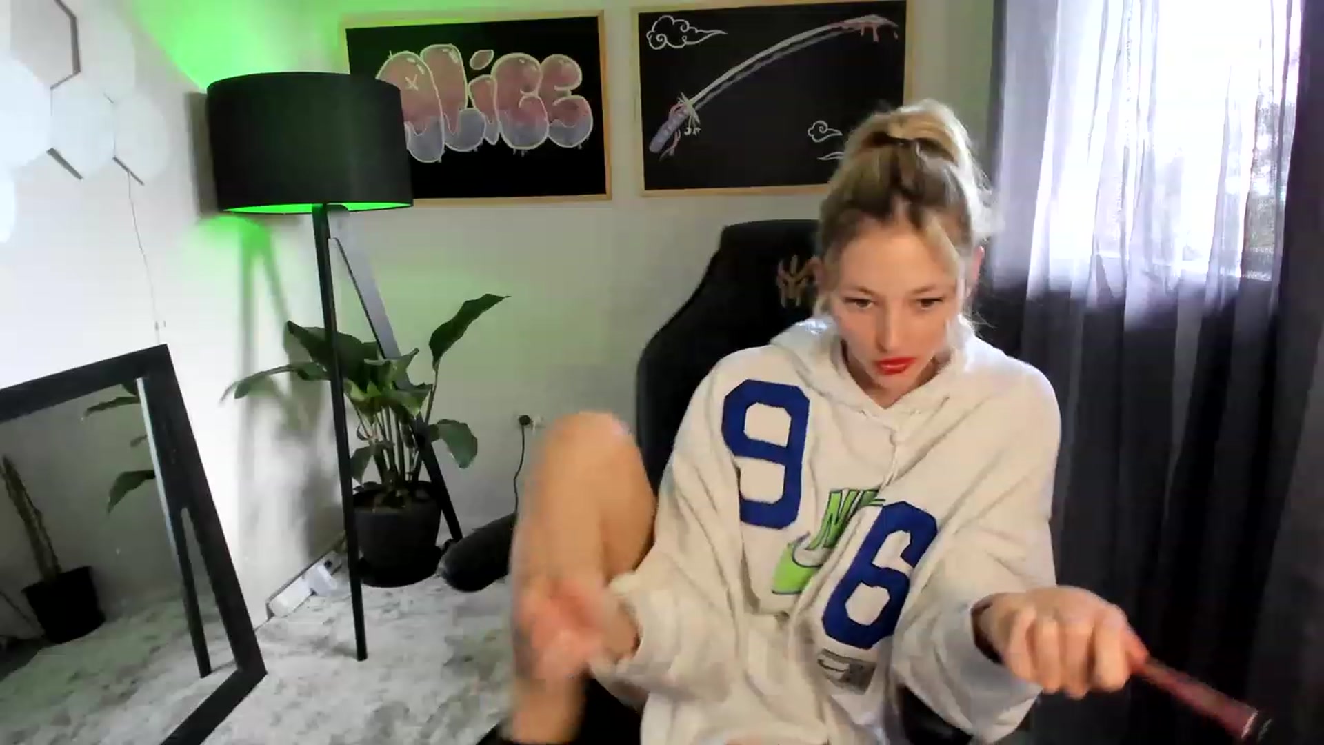 Gallery image thumbnail from Alice_NZ's myfreecams stream on, 03/27/2023, 03:31 image 17 of 20