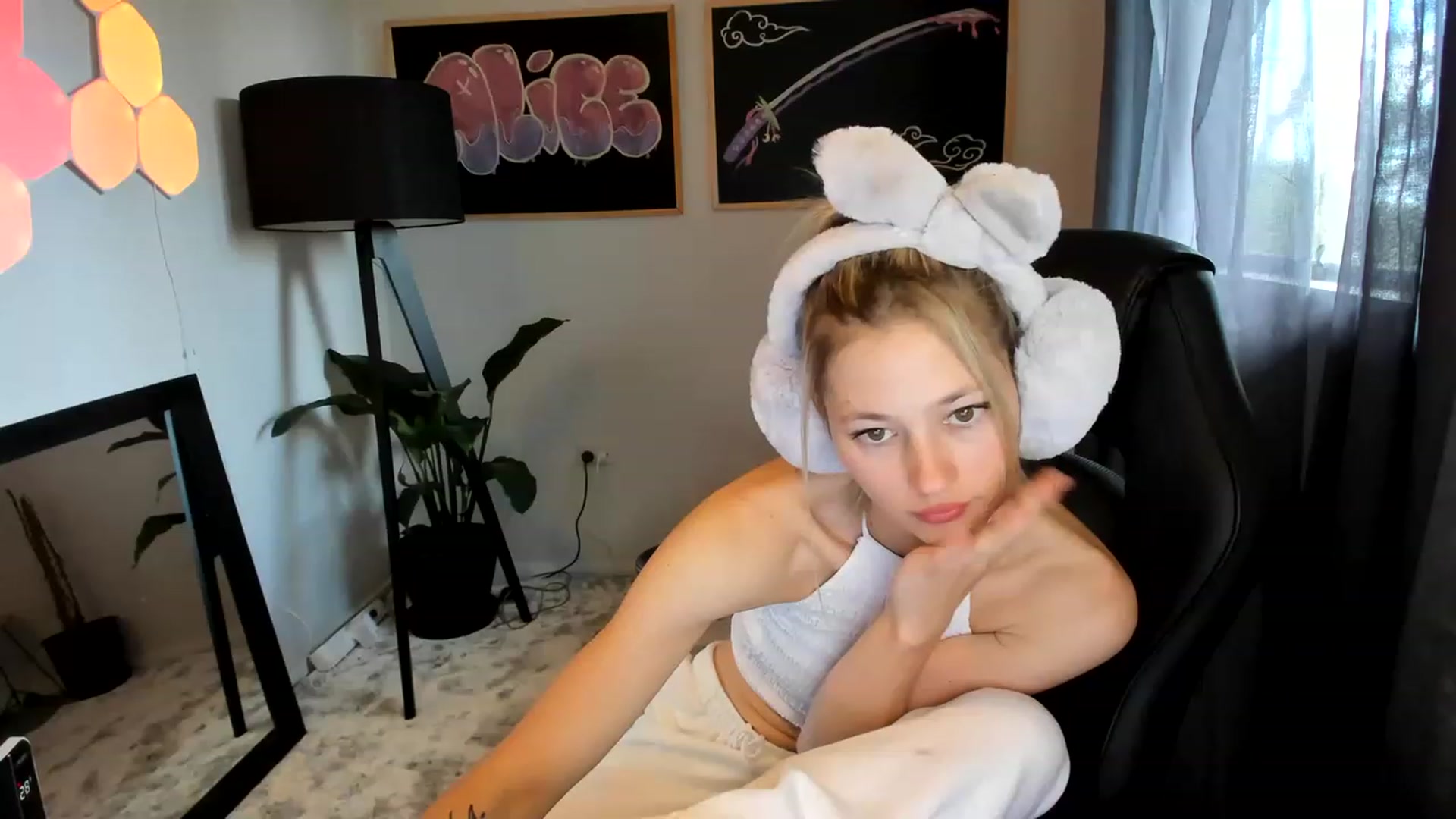 Gallery image thumbnail from Alice_NZ's myfreecams stream on, 03/30/2023, 23:55 image 15 of 20